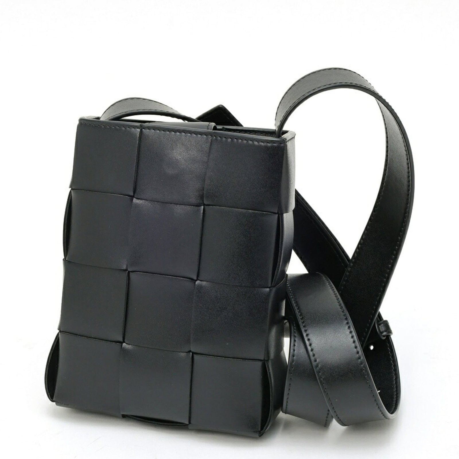 Black Cassette Intrecciato Crossbody Calfskin Bag Mini Veneta Bottega: Black Cassette Intrecciato Crossbody Calfskin Bag Mini Veneta Bottega Black Cassette Intrecciato Crossbody Calfskin Bag Mini Veneta Bottega is a sleek, all-black leather bag featuring the iconic