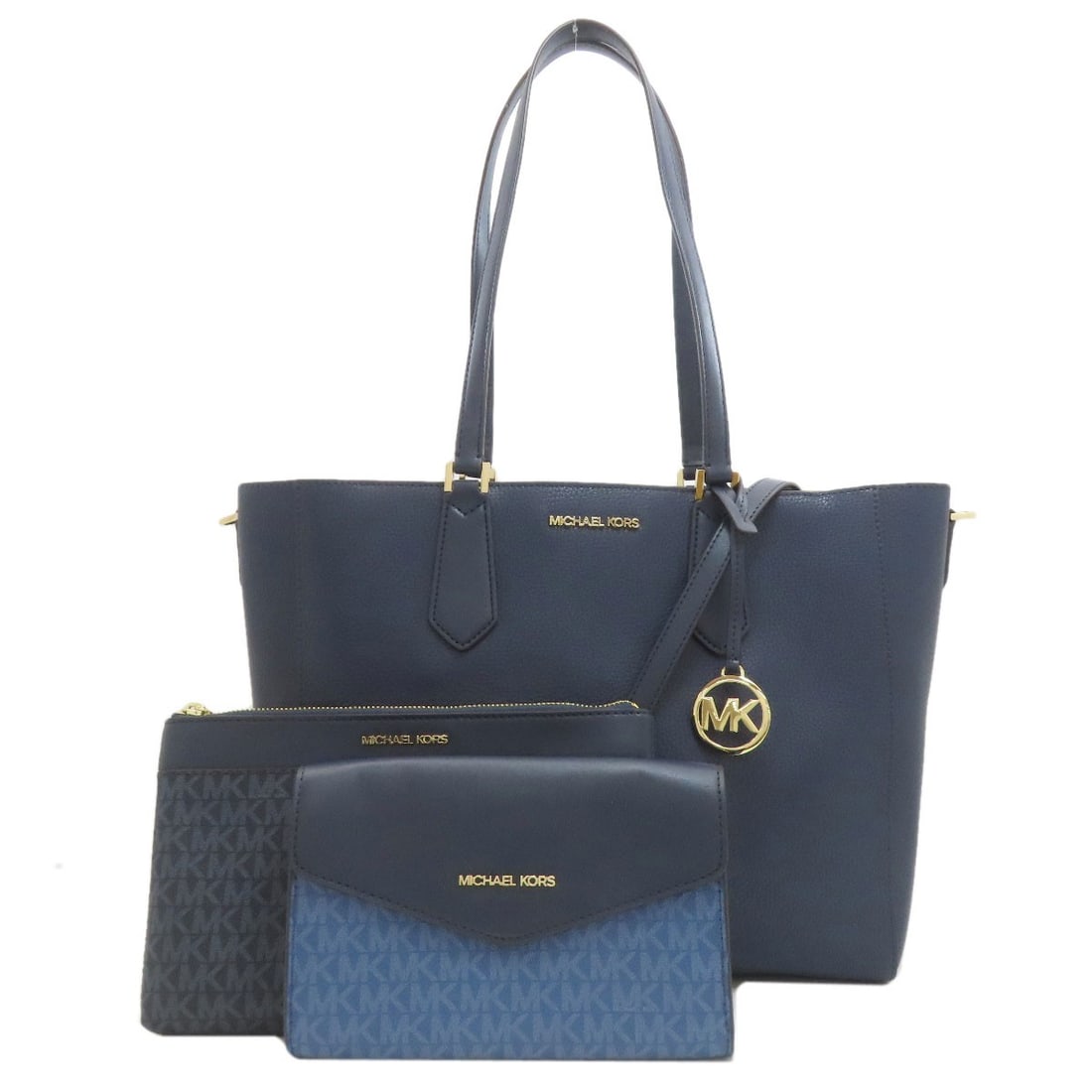 Michael Kors 2Way Tote Bag Pvc: Michael Kors 2Way Tote Bag Pvc Navy Michael Kors 2Way Tote Bag made from PVC material, featuring a classic design. This tote bag boasts a 2Way design, providing a versatile and practical storage