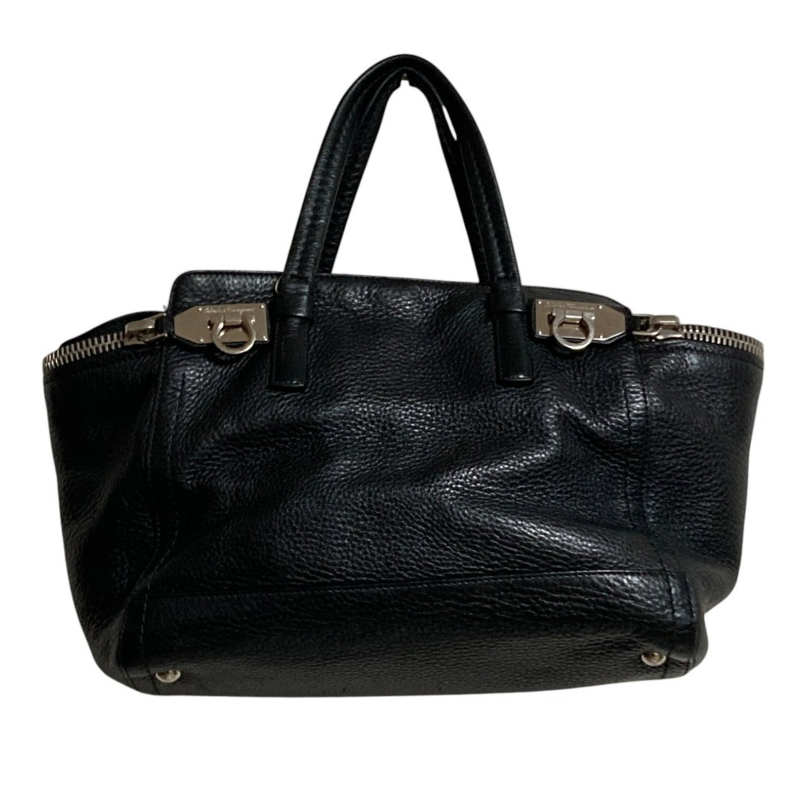 Handbag Ferragamo Salvatore: Handbag Ferragamo Salvatore Black Salvatore Ferragamo handbag with dimensions 19.5cm x 36.5cm x 15cm. This women's handbag features a sleek design and a signature from the artist. The black color