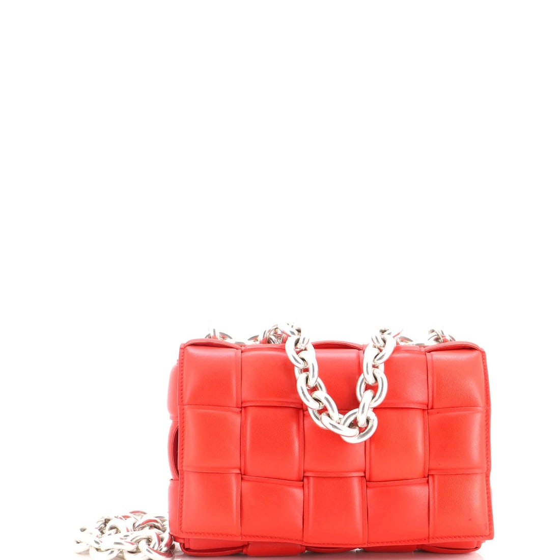 Maxi Intrecciato Leather Crossbody Bag Cassette Chain Bottega Veneta: Maxi Intrecciato Leather Crossbody Bag Cassette Chain Bottega Veneta Bottega Veneta's Cassette Chain Crossbody Bag boasts a striking red exterior made from Maxi Intrecciato Leather, a signature woven