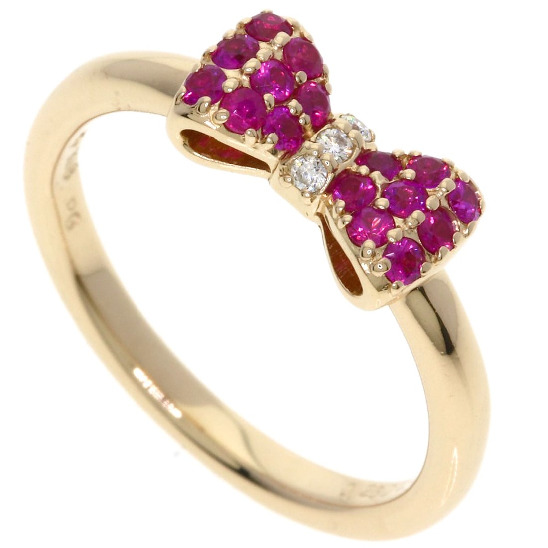 Ponte Vecchio Ribbon Ruby Diamond Ring K18 Pink Gold: Ponte Vecchio Ribbon Ruby Diamond Ring K18 Pink Gold K18 Pink Gold Ribbon Ruby Diamond Ring stands out with its elegant design and striking ruby centerpiece, showcasing a total carat weight of 0.28ct.