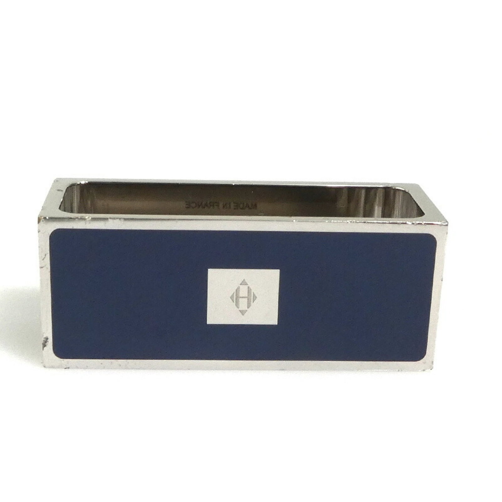 Ring Scarf Metal Hermes: Ring Scarf Metal Hermes Navy and silver metal, a sleek and modern design, defines this Ring Scarf Metal Hermes. The compact size and minimalist aesthetic make it a stylish accessory for everyday wear.