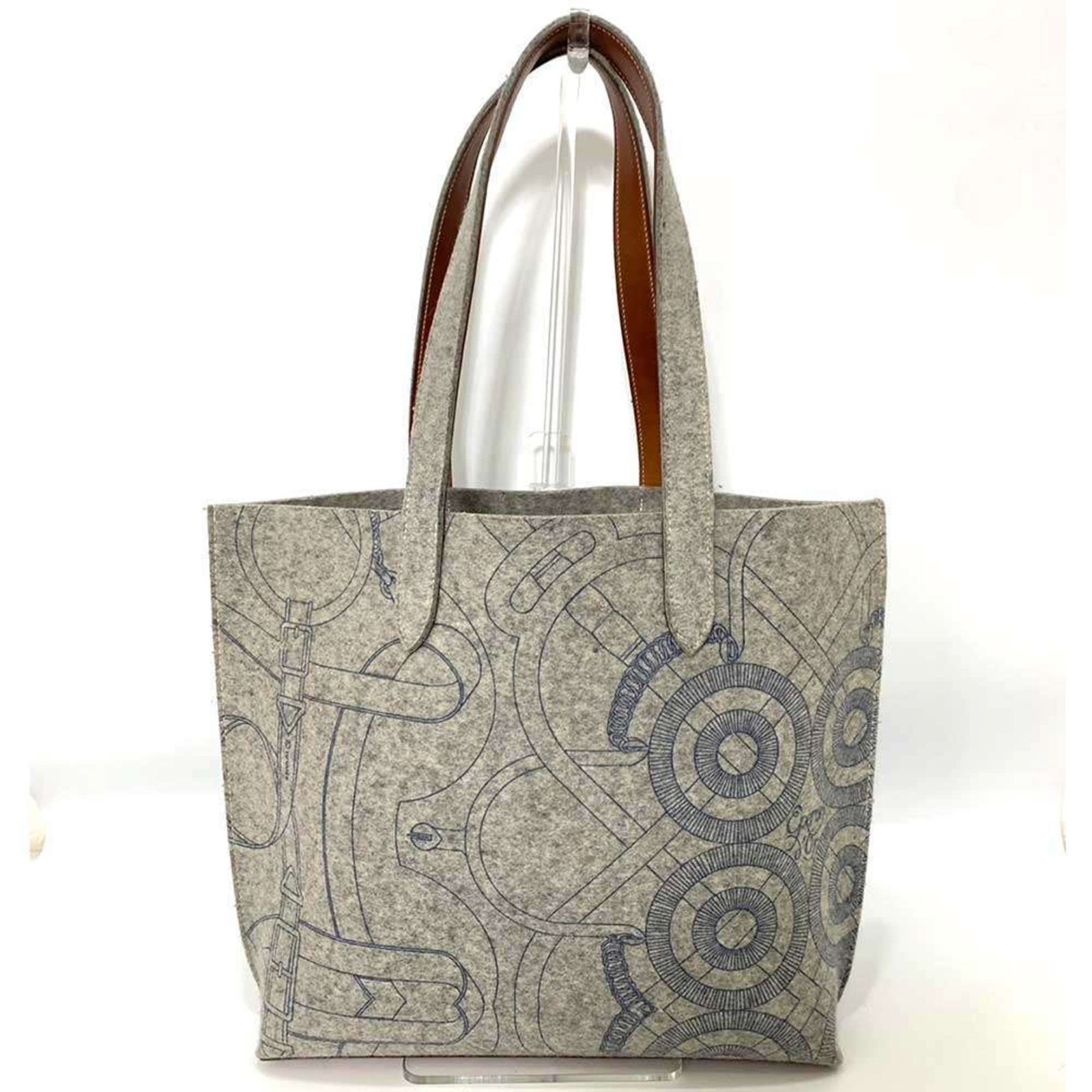 Felt Leather Tote Bag Hermes: Felt Leather Tote Bag Hermes The Karimi Felt Leather Tote Bag from Hermes features a unique blend of felt and leather materials in a sleek gray color. Weighing in at 540g, this stylish tote bag