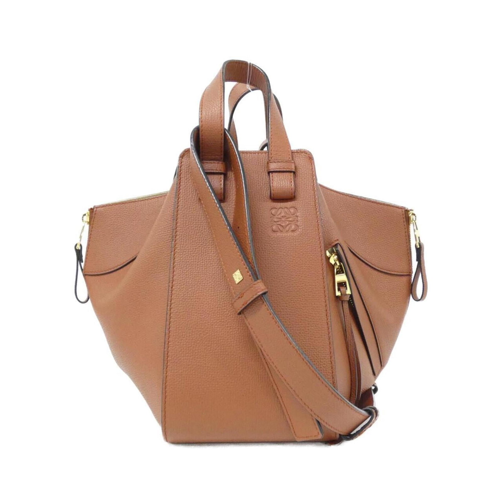 Shoulder Bag Leather: Shoulder Bag Leather Brown leather shoulder bag with gold hardware, measuring 24cm x 30cm x 28cm. Made from high-quality calfskin, this bag boasts a classic design. The bag's rich brown color and