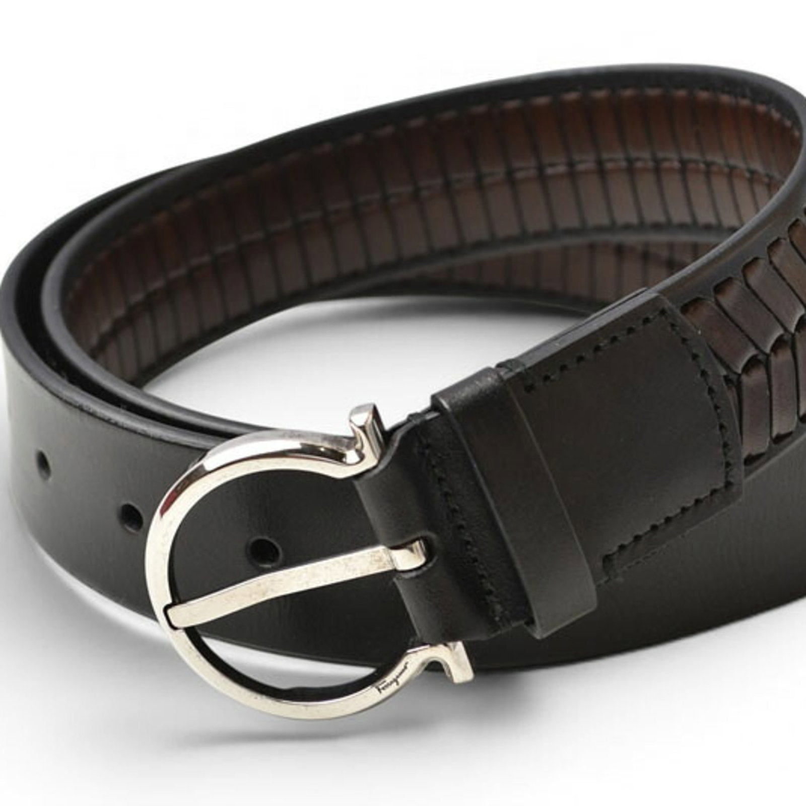 Ferragamo Standard Belt Salvatore: Ferragamo Standard Belt Salvatore Standard belt from Salvatore Ferragamo, crafted from high-quality black leather, available in a classic 102cm length and 4.5cm width. This unisex accessory features