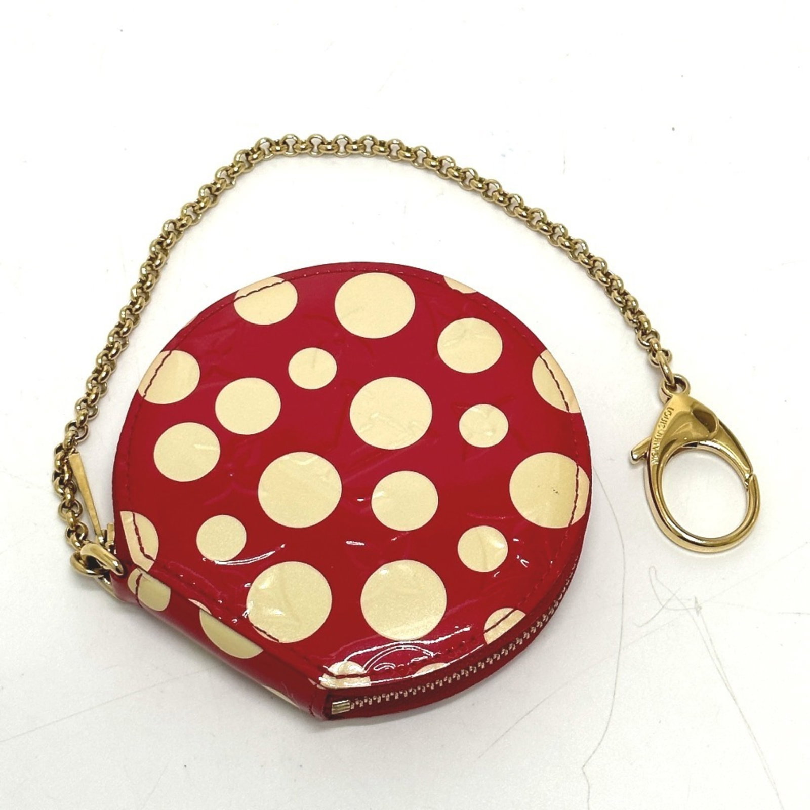 Louis Vuitton Monogram Vernis Coin Case Purse: Louis Vuitton Monogram Vernis Coin Case Purse The Louis Vuitton Monogram Vernis Coin Case Purse is a stunning small purse made from iconic Monogram Vernis material, featuring a bold red and white