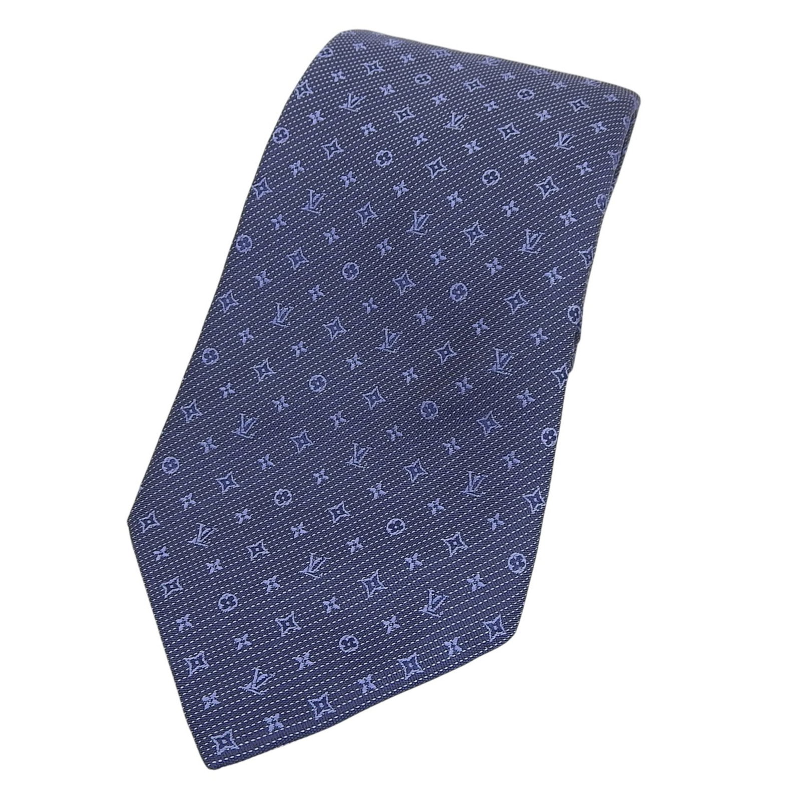 Vuitton Cravat Silk Louis: Vuitton Cravat Silk Louis Silk cravat from Louis Vuitton, measuring 148cm in length, made from high-quality material. The item bears a signature, a notable feature of its design. This cravat is a