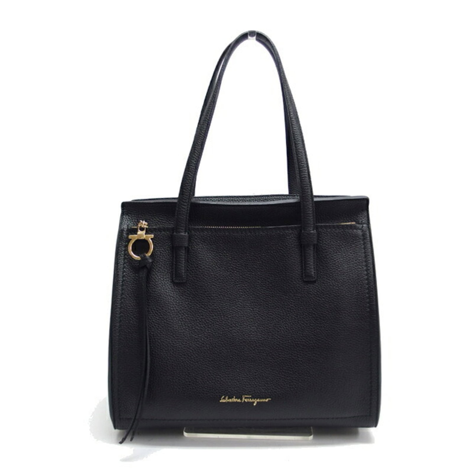 Ferragamo Leather Bag Shoulder Tote Salvatore: Ferragamo Leather Bag Shoulder Tote Salvatore Black embossed leather shoulder tote bag with a classic design, measuring 27cm x 30cm x 15cm, weighing 900g. The bag features a 46cm long handle and is