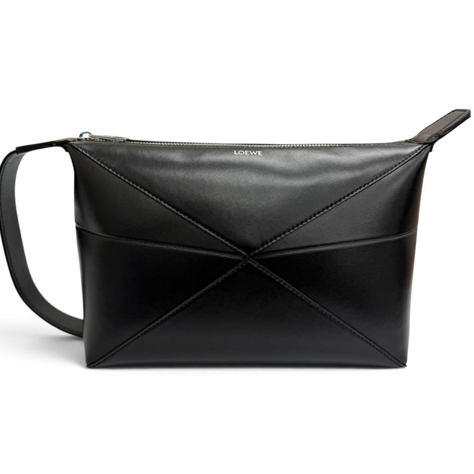 Clutch Bag Loewe: Clutch Bag Loewe Black Loewe clutch bag with dimensions 18cm x 27cm x 13cm, a stylish accessory for everyday use. The bag's sleek design and compact size make it perfect for carrying essentials in a s