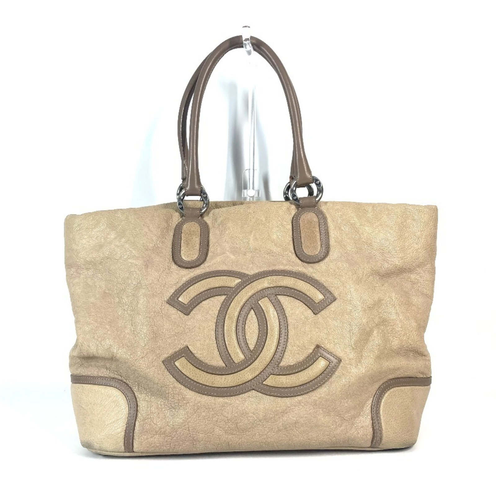 Shoulder Bag Leather Tote Bag Chanel: Shoulder Bag Leather Tote Bag Chanel The Chanel Shoulder Bag Leather Tote Bag is a classic, high-quality design featuring genuine leather construction and a timeless beige color. Measuring 29.5cm x 36