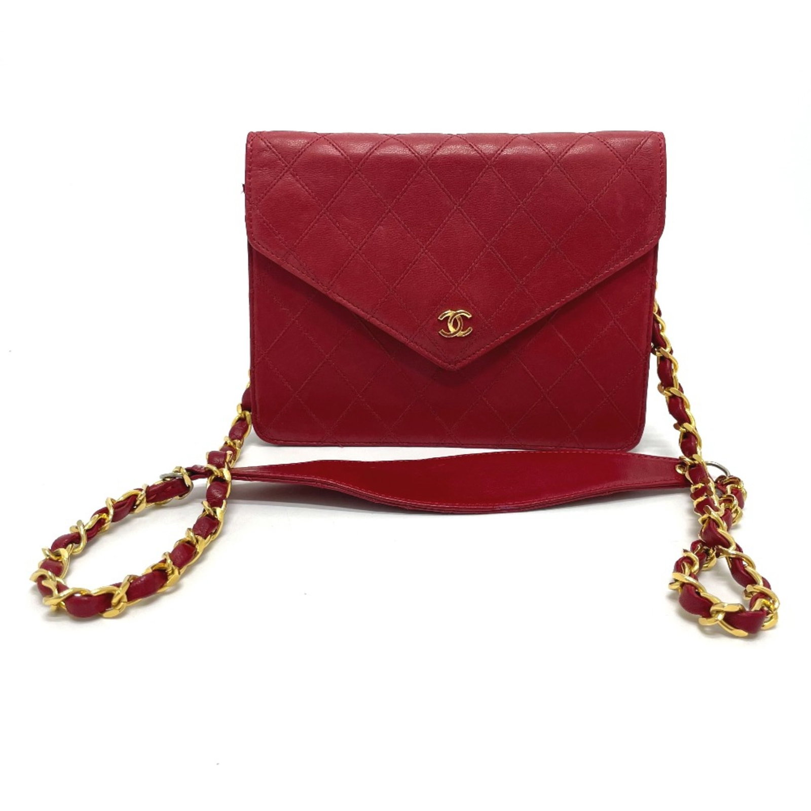 Shoulder Bag Leather Chanel: Shoulder Bag Leather Chanel Red leather shoulder bag with a classic design, measuring 18cm x 14cm x 3cm, featuring a signature and a long shoulder strap of 37.0inch. This Chanel-style bag is made of h