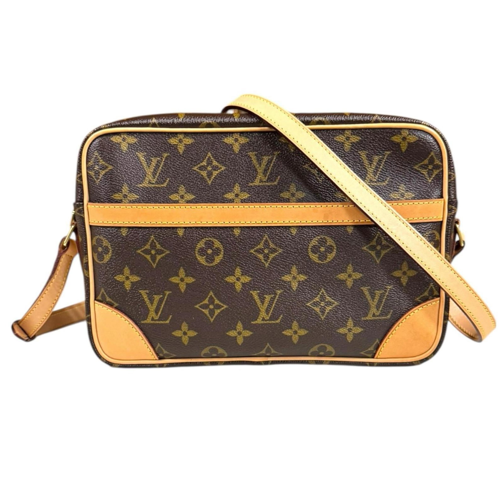 Shoulder Bag Monogram Louis Vuitton: Shoulder Bag Monogram Louis Vuitton Monogrammed with iconic Louis Vuitton design, this brown shoulder bag boasts a timeless and sophisticated aesthetic. Made from high-quality materials, its classic s