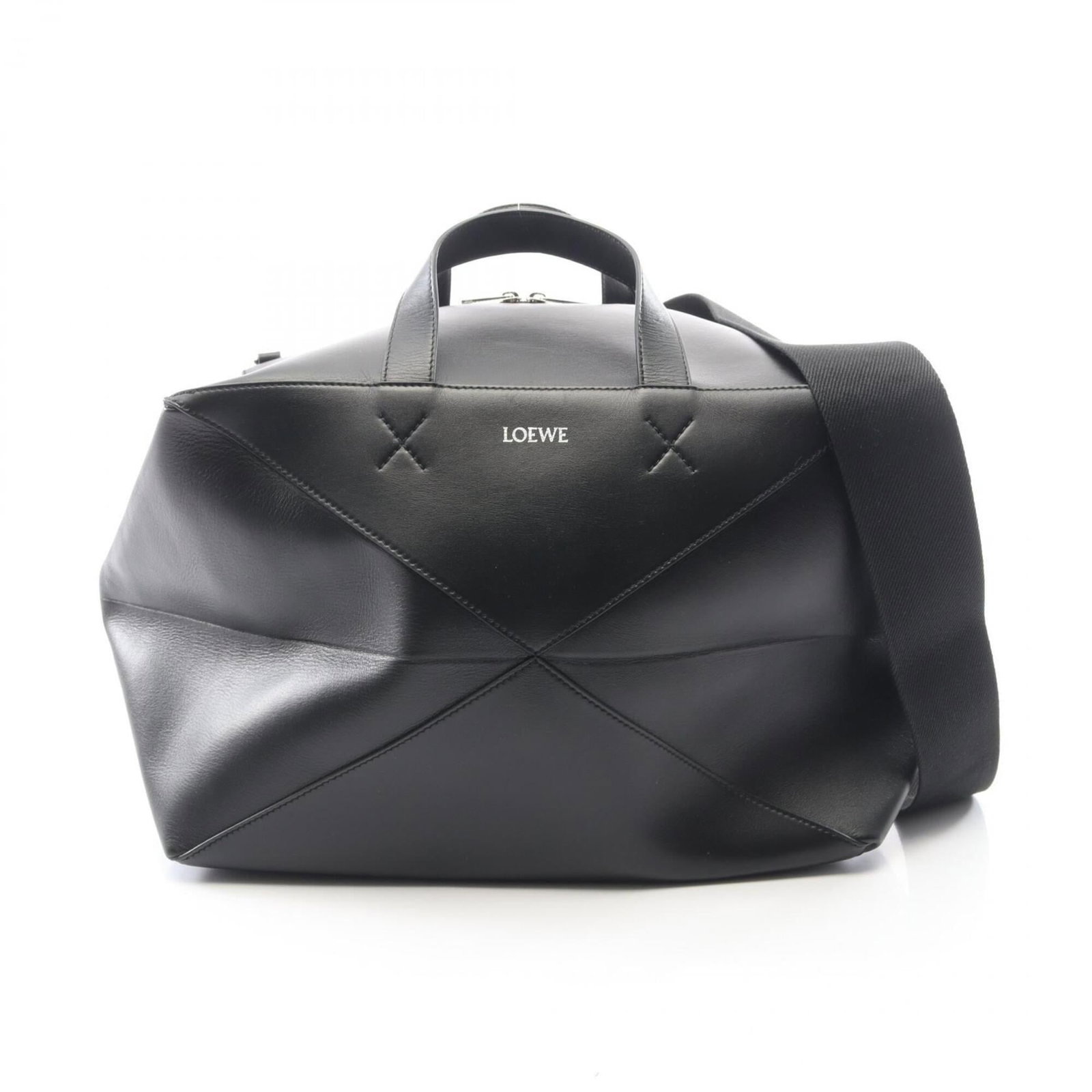 Boston Leather Handbag Bag Loewe: Boston Leather Handbag Bag Loewe Boston Leather Handbag Bag Loewe is a black leather bag measuring 25cm x 60cm x 25cm. This bag features a classic design with a signature from the artist. The bag's