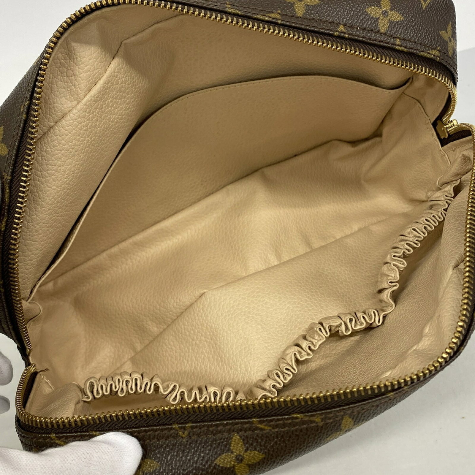 Louis Vuitton Pouch - 4