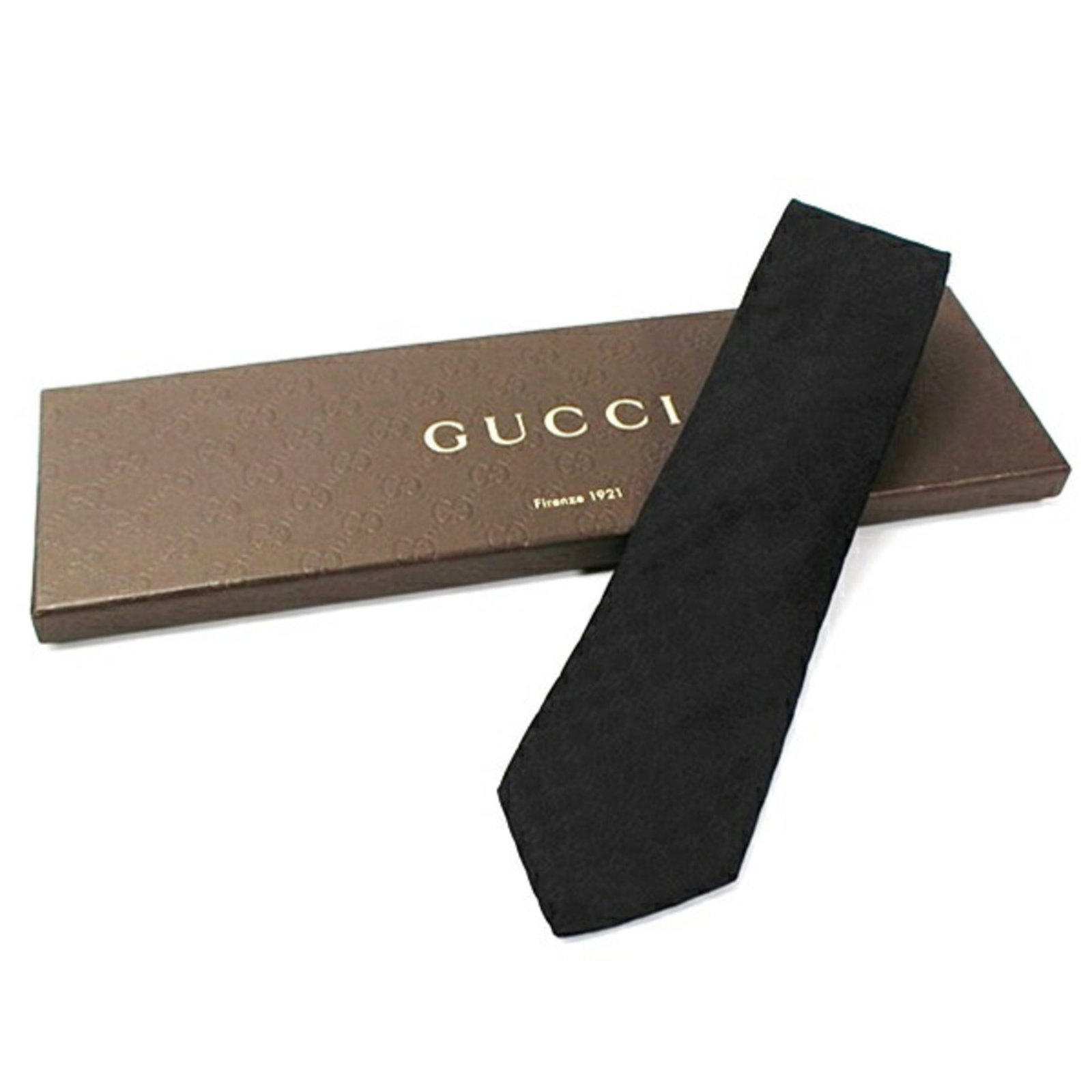 Silk cravat Gucci: Silk cravat Gucci Silk cravat from Gucci, available in black, features a width of 8cm and comes in a luxurious silk material. The cravat is presented in a box, providing a convenient way to store and 
