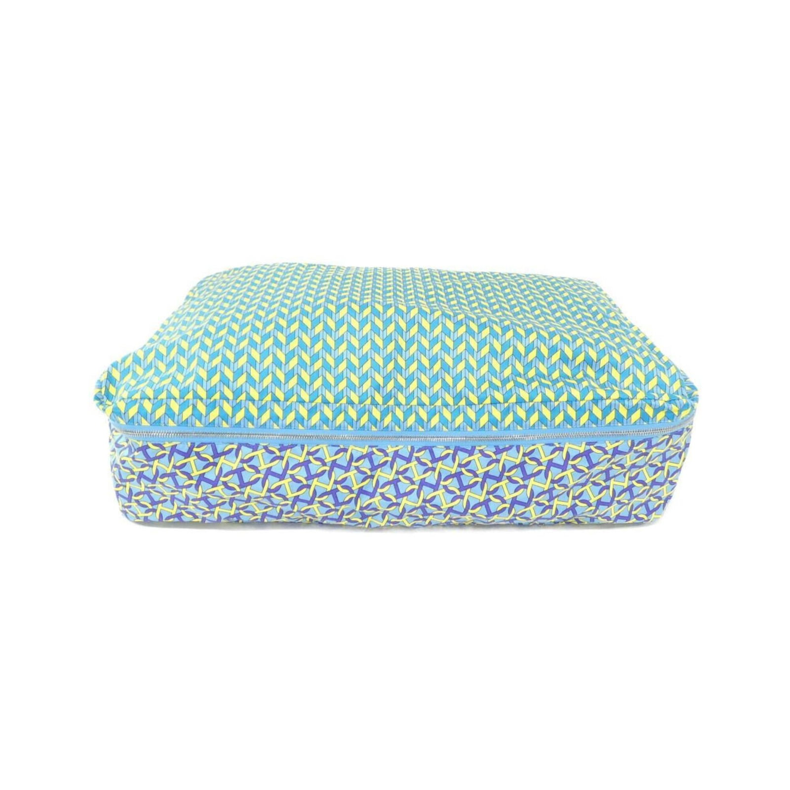 Hermes Handbag Pouch Silk Barenia Leather: Hermes Handbag Pouch Silk Barenia Leather The Hermes Handbag Pouch Silk Barenia Leather is a stylish and elegant accessory, featuring a vibrant blue and Jaune color combination. Made from
