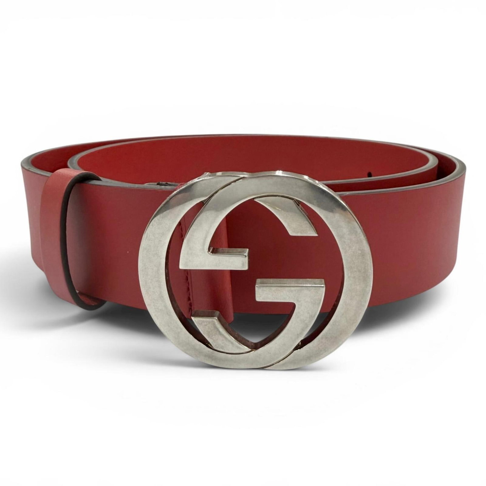 Standard Belt Gucci: Standard Belt Gucci Standard Belt Gucci features a vibrant red leather strap, available in lengths of 91cm to 99cm, crafted from high-quality materials. This iconic belt is designed with a classic