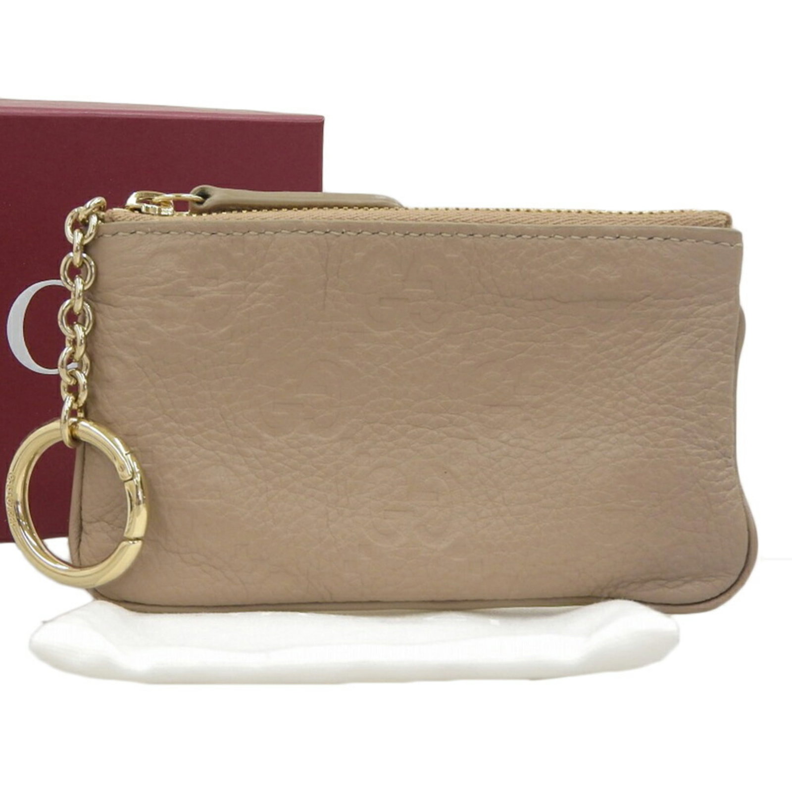 Keycase Leather Gucci: Keycase Leather Gucci This Gucci leather keycase is crafted from high-quality beige leather, measuring 8cm x 13cm x 1cm. The classic design features a simple yet elegant shape, making it a versatile