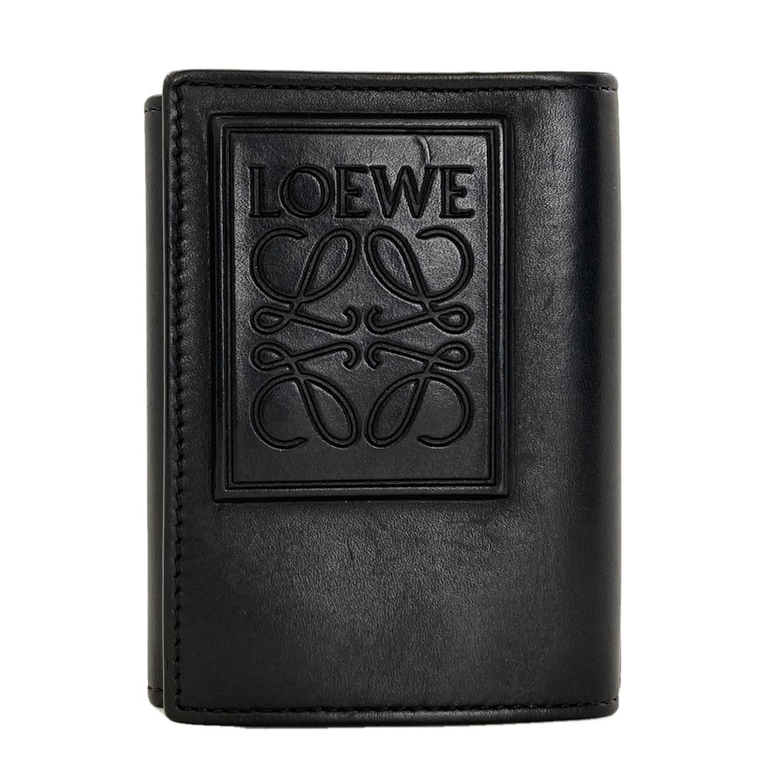 Calf Loewe Patch Wallet Tri Fold Coin Pocket: Calf Loewe Patch Wallet Tri Fold Coin Pocket Tri-fold wallet with a coin pocket, made from calf leather, features a sleek black exterior. The tri-fold design allows for easy organization and access to