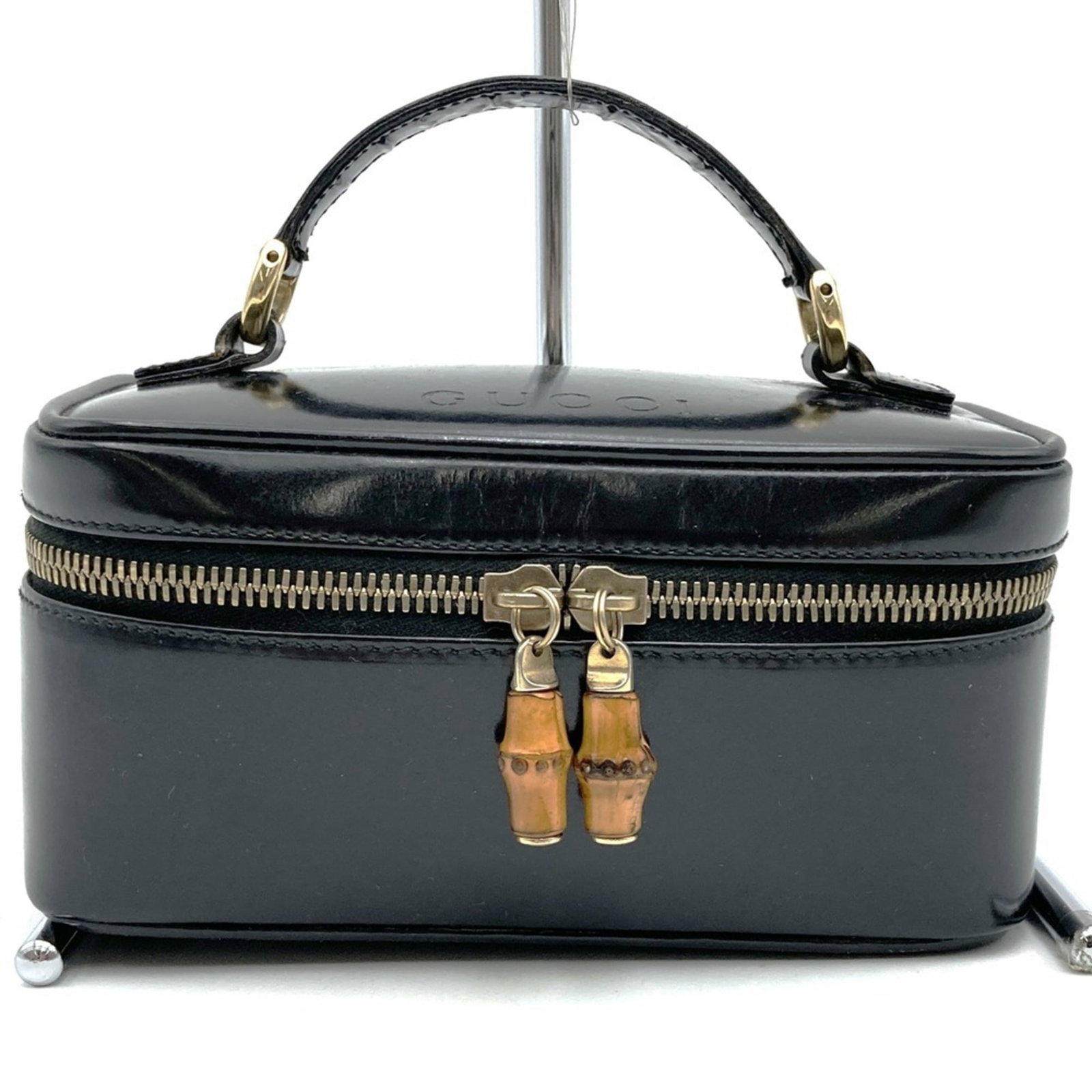 Gucci Bag Leather Vanity: Gucci Bag Leather Vanity Gucci Bag Leather Vanity boasts a striking patent leather finish, showcasing the brand's signature style. Measuring 8cm x 16cm x 10cm, this compact vanity bag is a unique