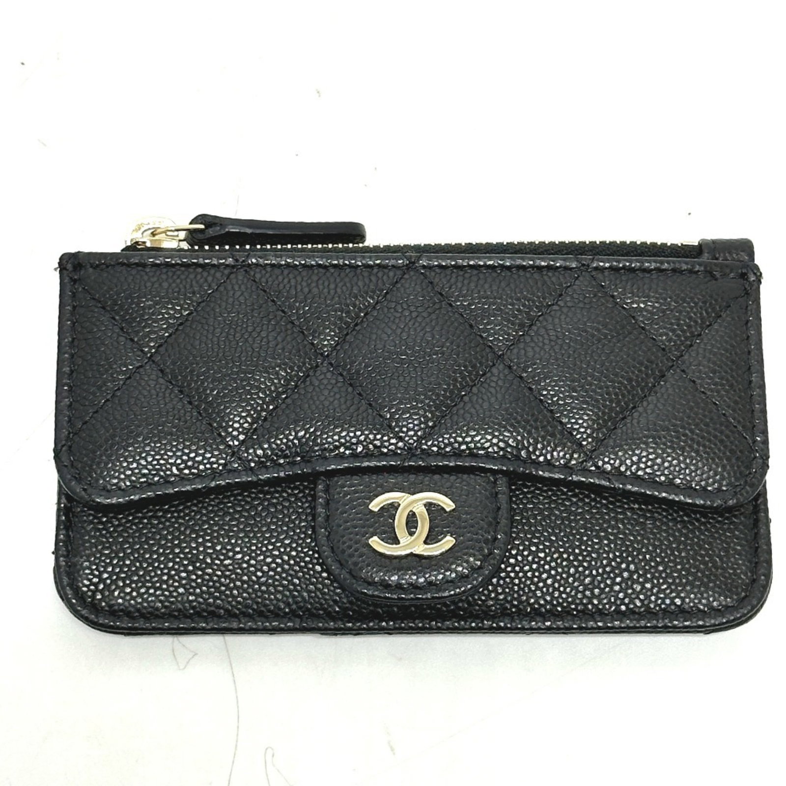 Caviar leather card case: Caviar leather card case Caviar leather card case from Chanel, featuring a sleek black design with a compact 7cm x 13cm x 2cm size. The item comes with a box and dust bag for added protection and