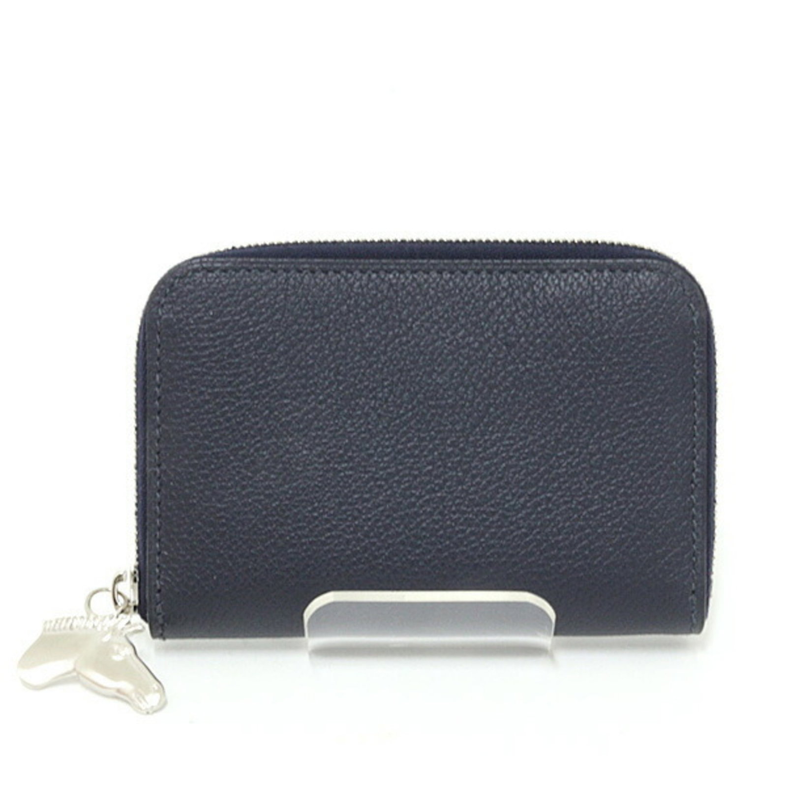 Card case Hermes: Card case Hermes The Hermes card case boasts a sleek blue nuit hue, measuring 7.8cm x 11.5cm x 1.5cm, making it a compact and stylish accessory. This French-designed card case is crafted with