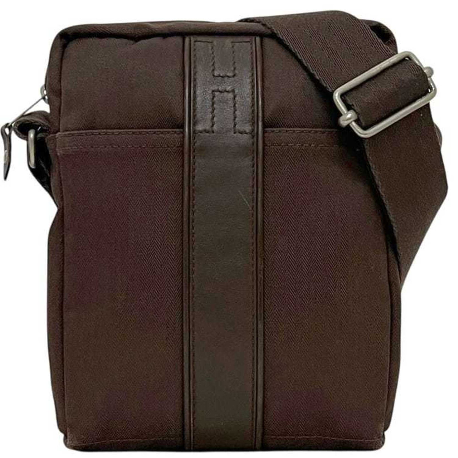 Shoulder Bag Canvas Leather Hermes: Shoulder Bag Canvas Leather Hermes Canvas and leather combine in this classic shoulder bag from Hermes, available in brown. With a size of 22cm x 17cm x 6cm, it features a timeless design that suits