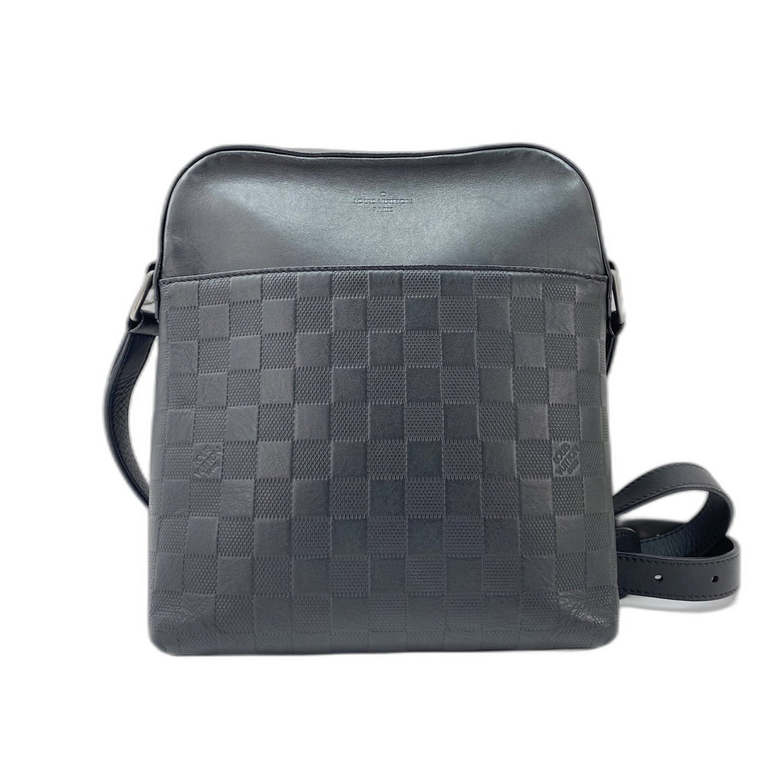 Shoulder Bag Pochette Vuitton Louis: Shoulder Bag Pochette Vuitton Louis Black Louis Vuitton Pochette Vuitton Shoulder Bag with a sleek 25cm x 25cm x 3cm design, perfect for everyday carry. This stylish bag features a classic design