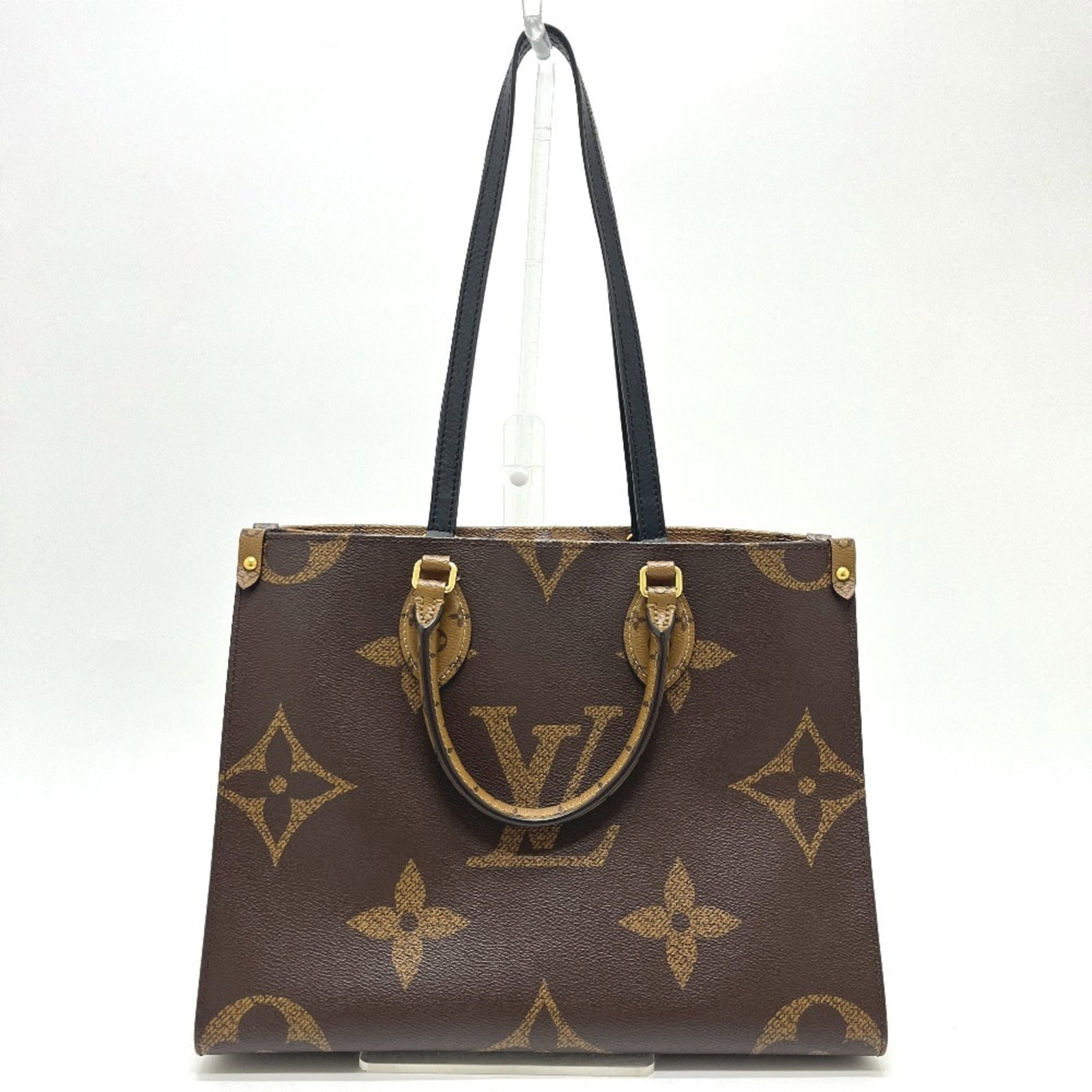 Tote Bag Monogram Reverse Louis Vuitton: Tote Bag Monogram Reverse Louis Vuitton Monogram Reverse Louis Vuitton Tote Bag. This classic tote bag boasts the iconic Monogram Reverse pattern, adding a touch of timeless elegance to any outfit.