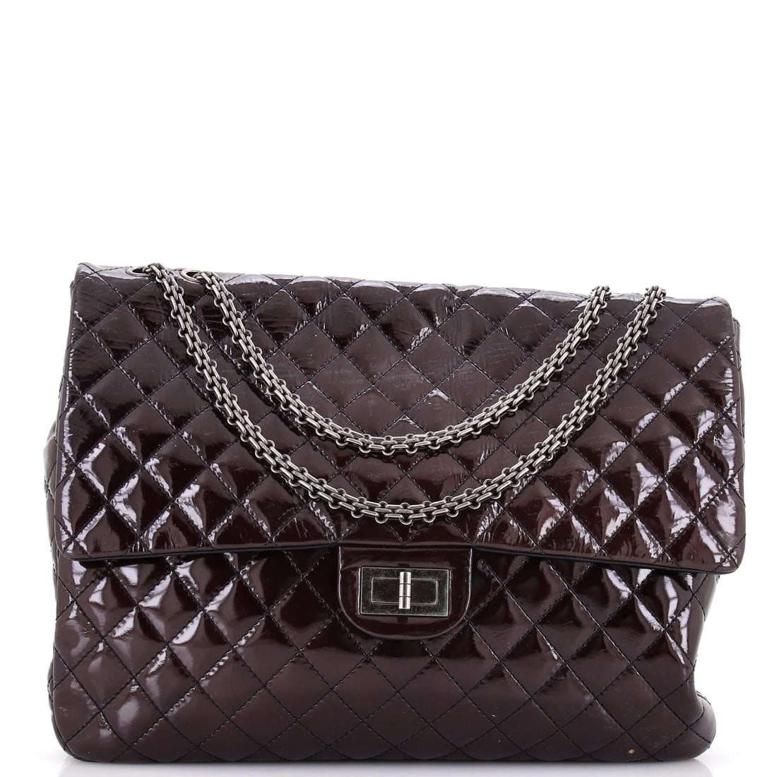 Patent quilted bag Chanel reissue XL flap: Patent quilted bag Chanel reissue XL flap Black quilted patent leather Chanel reissue XL flap shoulder bag with aged silver hardware, featuring a spacious interior and classic design. The bag boasts