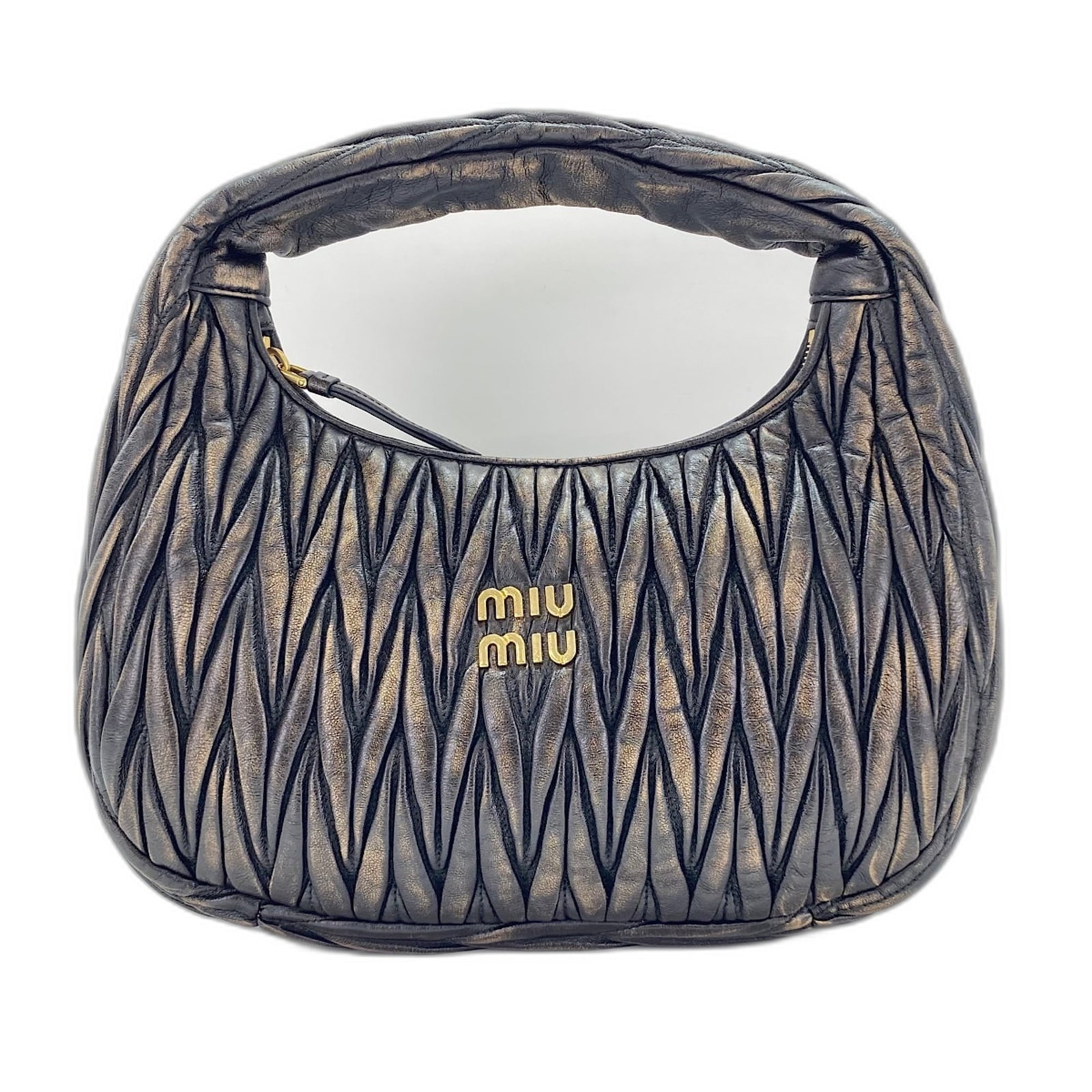 Handbag Miu: Handbag Miu The Miu Miu Handbag is a stylish accessory, measuring 20cm x 25cm x 8cm, with a brown color and adjustable strap length of 27cm. This handbag's compact size makes it easy to carry, while i