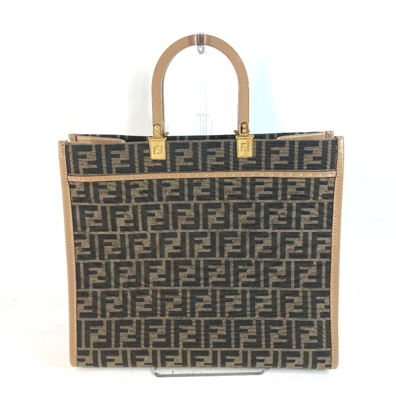 Handbag Fendi Canvas Leather Shoulder Bag: Handbag Fendi Canvas Leather Shoulder Bag Fendi's Canvas Leather Shoulder Bag is a stylish and versatile accessory, boasting a unique blend of materials and a classic design. Measuring 30cm x 35cm x 1