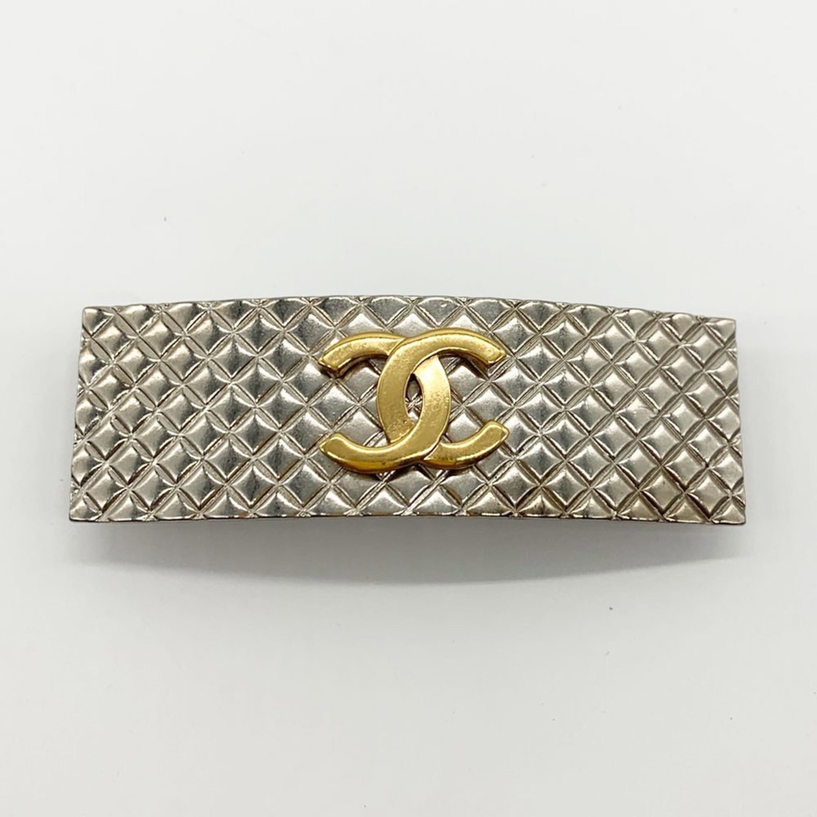 Barrette Chanel Metal: Barrette Chanel Metal Silver Chanel metal barrette with a 3cm x 9cm size. This barrette bears a signature, a notable feature of its design. Item Specifics: Brand: Chanel Type: Barrette Gender: Women C