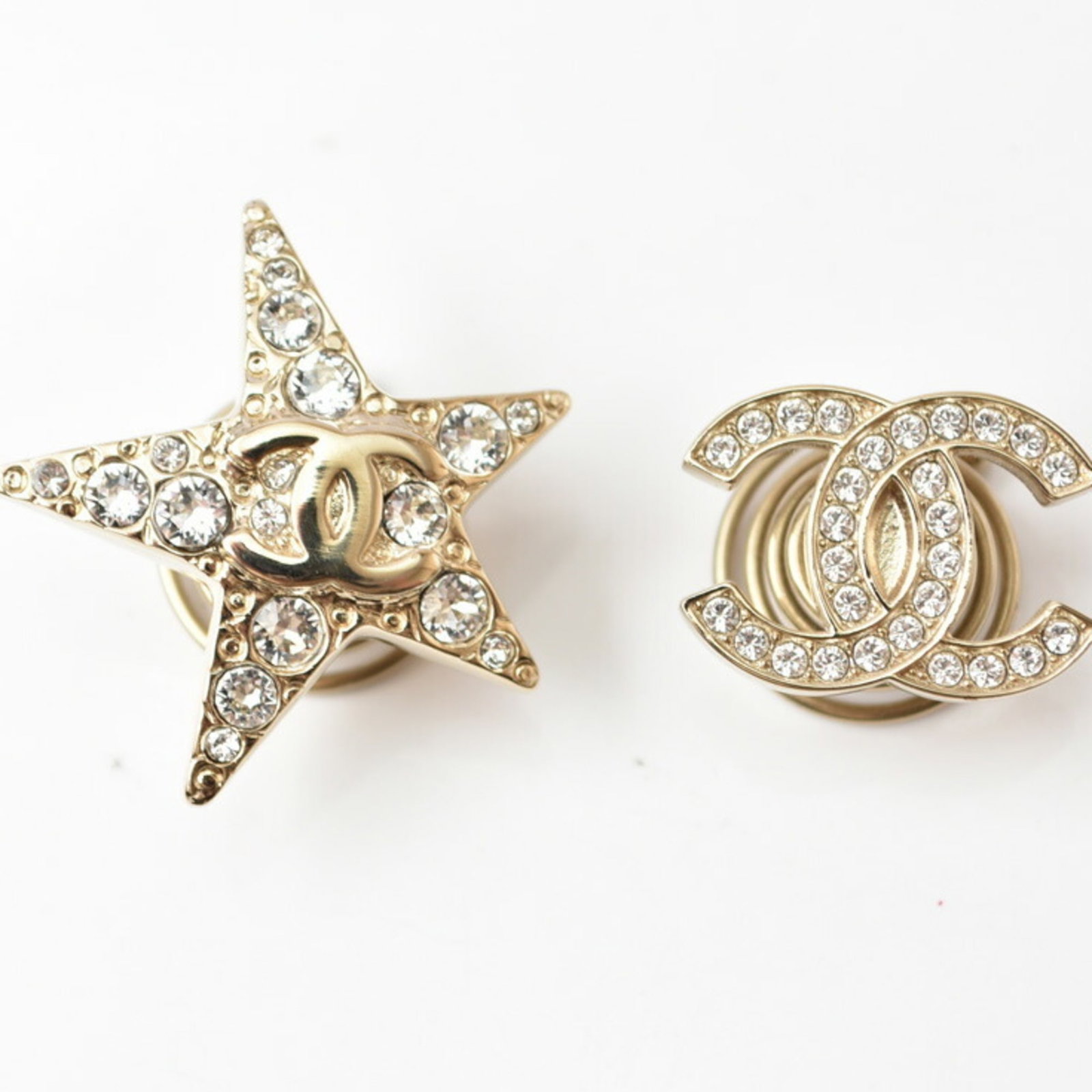 Hair Pin Gold Plating Chanel: Hair Pin Gold Plating Chanel Gold plating on a classic Chanel design adds a touch of elegance to any hairstyle. This 240611-ch hair pin features rhinestone accents and a sturdy gold plating