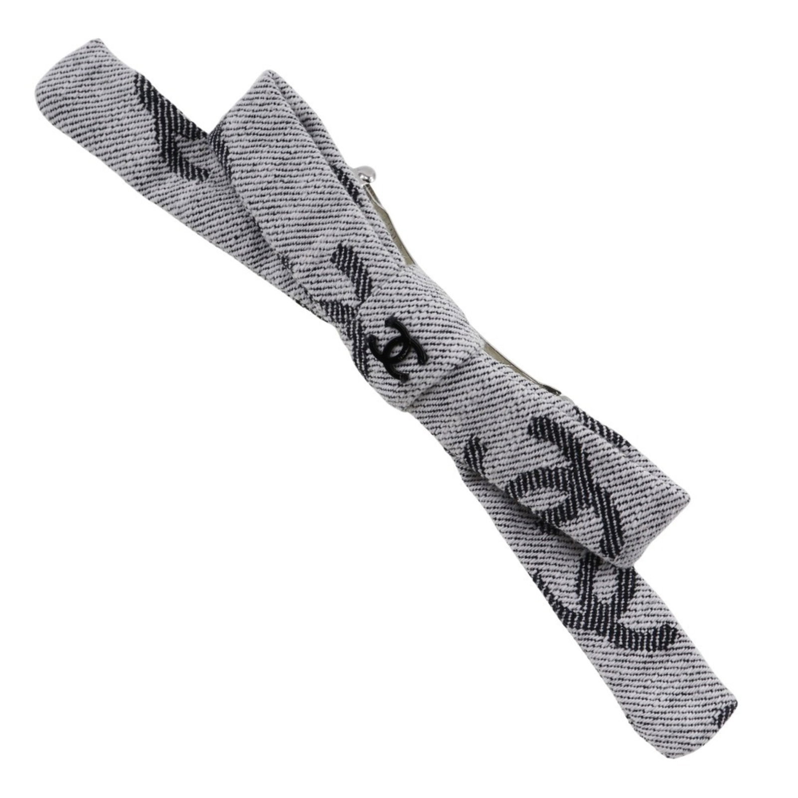 Cotton Barrette Chanel: Cotton Barrette Chanel Cotton Barrette from Chanel is made of cotton and has a gray color. It measures 4cm x 9cm and does not have any additional accessories. The barrette bears a signature. Item