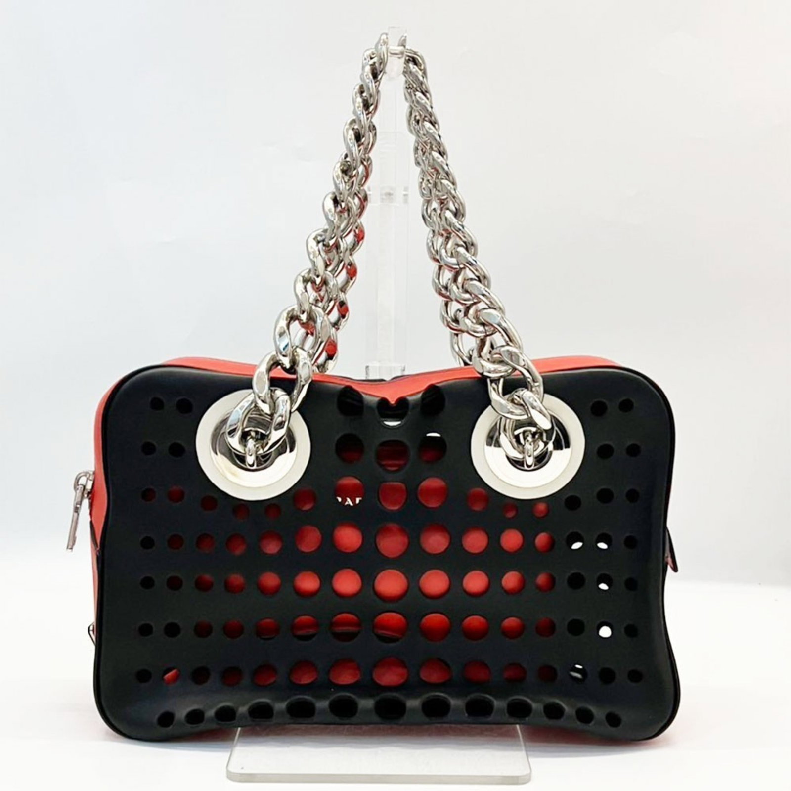 Shoulder Bag Leather Prada: Shoulder Bag Leather Prada The Prada shoulder bag is a sleek and sophisticated accessory, crafted from high-quality leather and featuring a classic design. Measuring 20cm x 31cm x 9cm, it boasts a