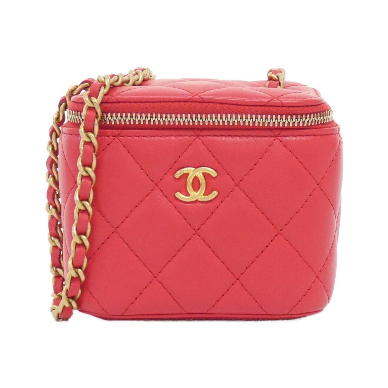 Shoulder Bag Leather Chanel: Shoulder Bag Leather Chanel Red lamb leather shoulder bag from Chanel, featuring matte gold hardware and a classic design. This stylish bag measures 9cm x 10.5cm x 7.5cm and is made from high-quality 