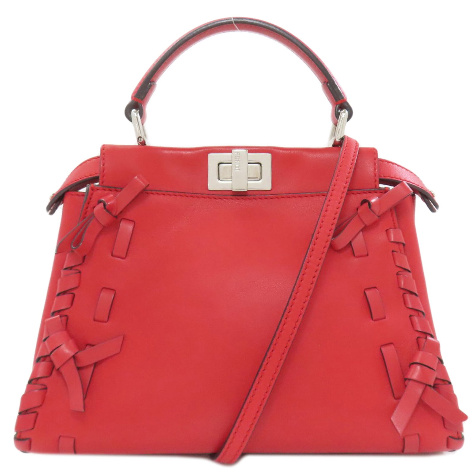 Handbag Leather Fendi: Handbag Leather Fendi Handbag made from high-quality leather, featuring a distinctive red color and a signature. Measuring 18cm x 24cm x 12cm, this stylish accessory is crafted from calfskin leather.