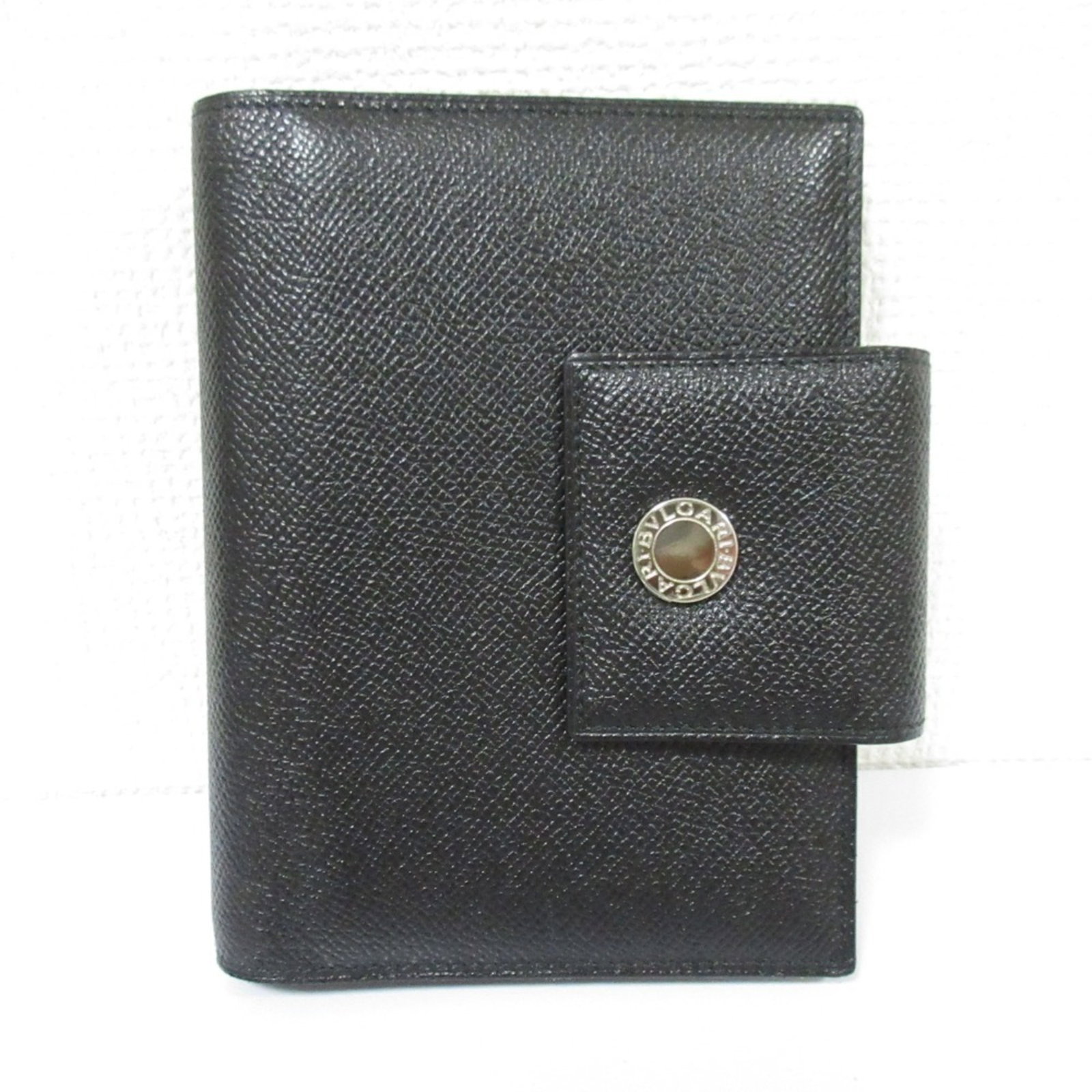 Bvlgari Leather 6-Ring System Planner Cover Black Men'S: Bvlgari Leather 6-Ring System Planner Cover Black Men'S Bvlgari's 6-Ring System Leather Planner Cover is a sleek and sophisticated accessory. Made from high-quality black leather, this men's planner c