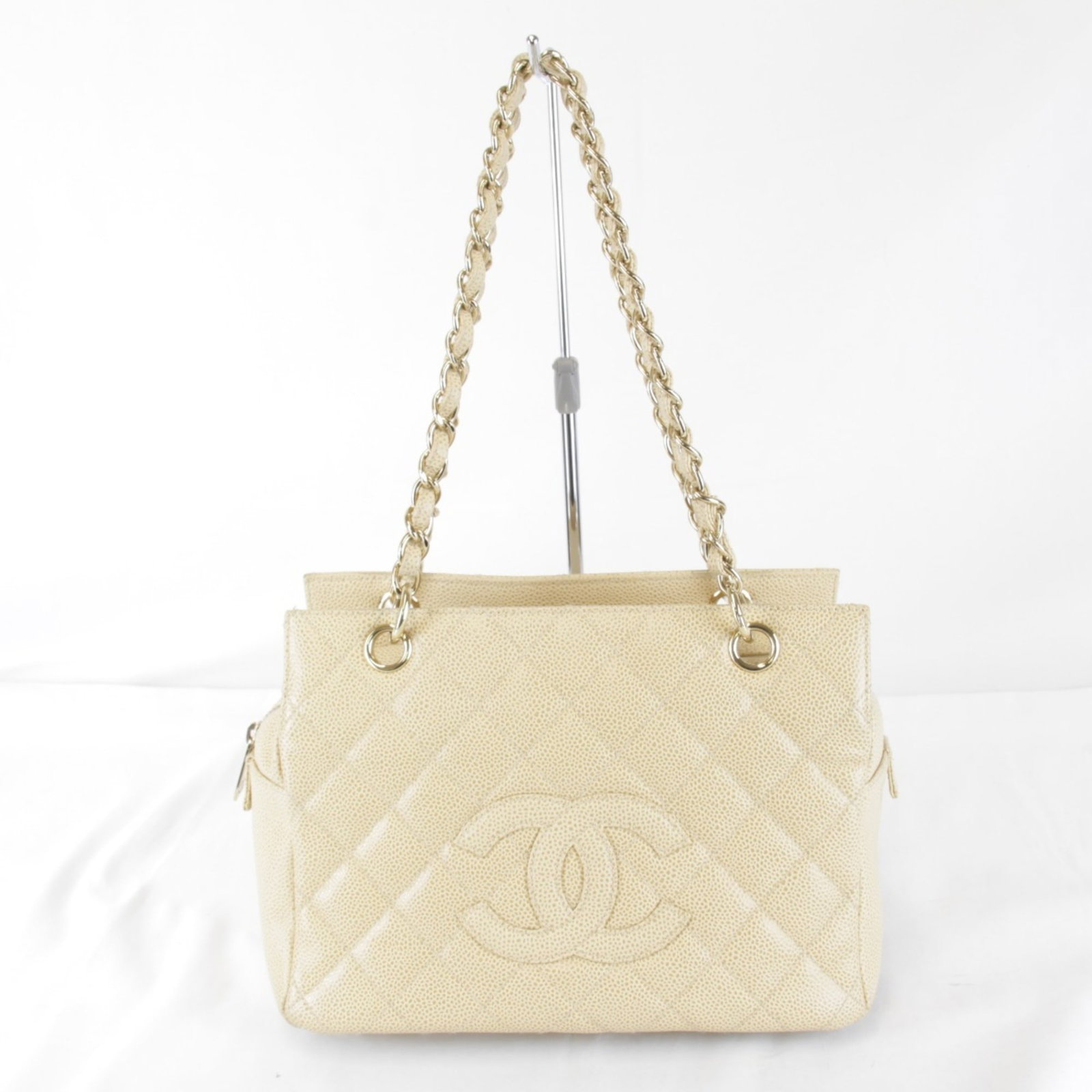 Shoulder Bag Leather Chanel: Shoulder Bag Leather Chanel The Chanel shoulder bag is a timeless piece of leather craftsmanship, boasting a classic beige color and sleek design. With a sturdy zipper closure and adjustable strap,