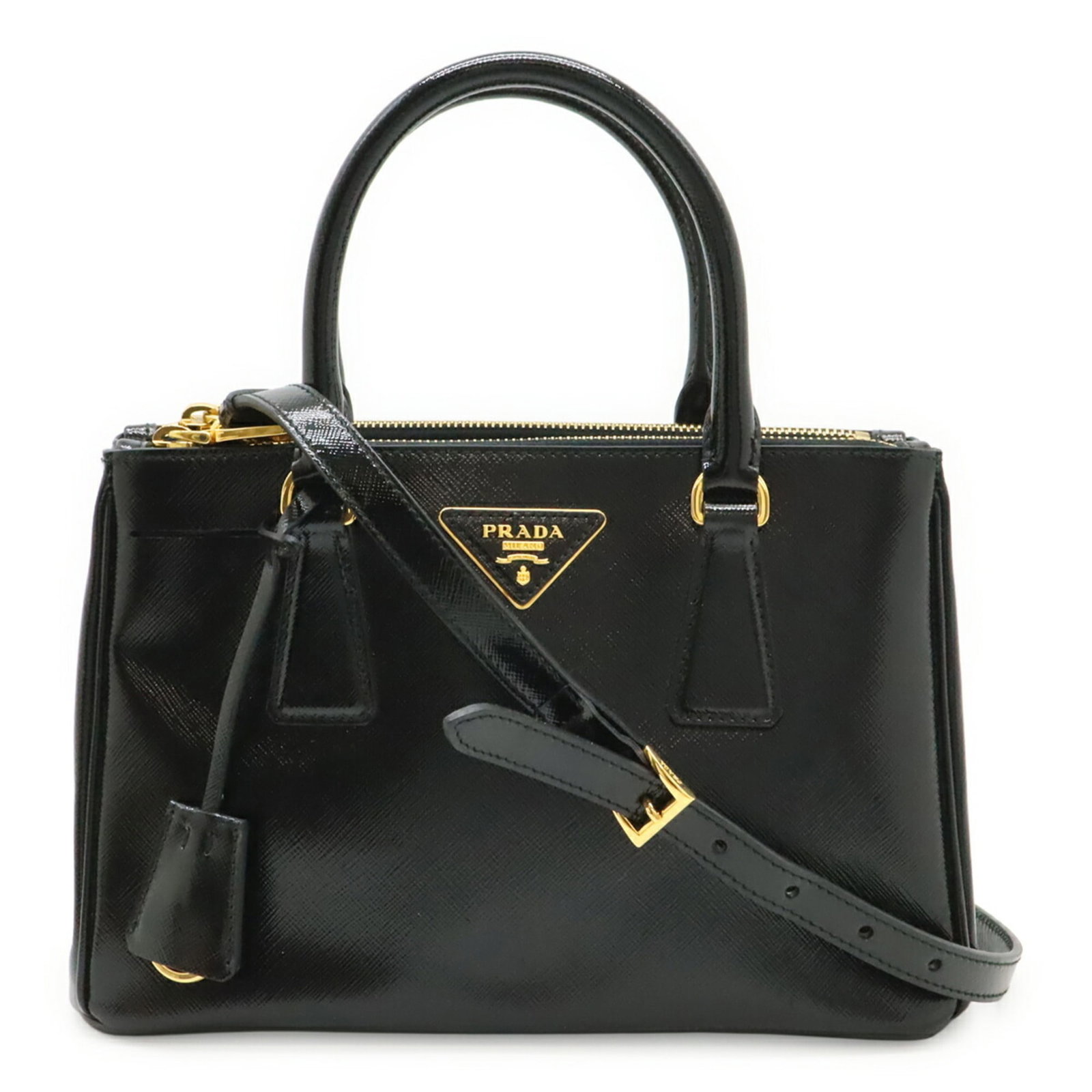 Prada Handbag Shoulder Bag Patent Leather: Prada Handbag Shoulder Bag Patent Leather Patent leather finish adds a touch of sophistication to this sleek Prada shoulder bag, crafted from high-quality materials. Measuring 17.5cm x 26.5cm x 10.5cm