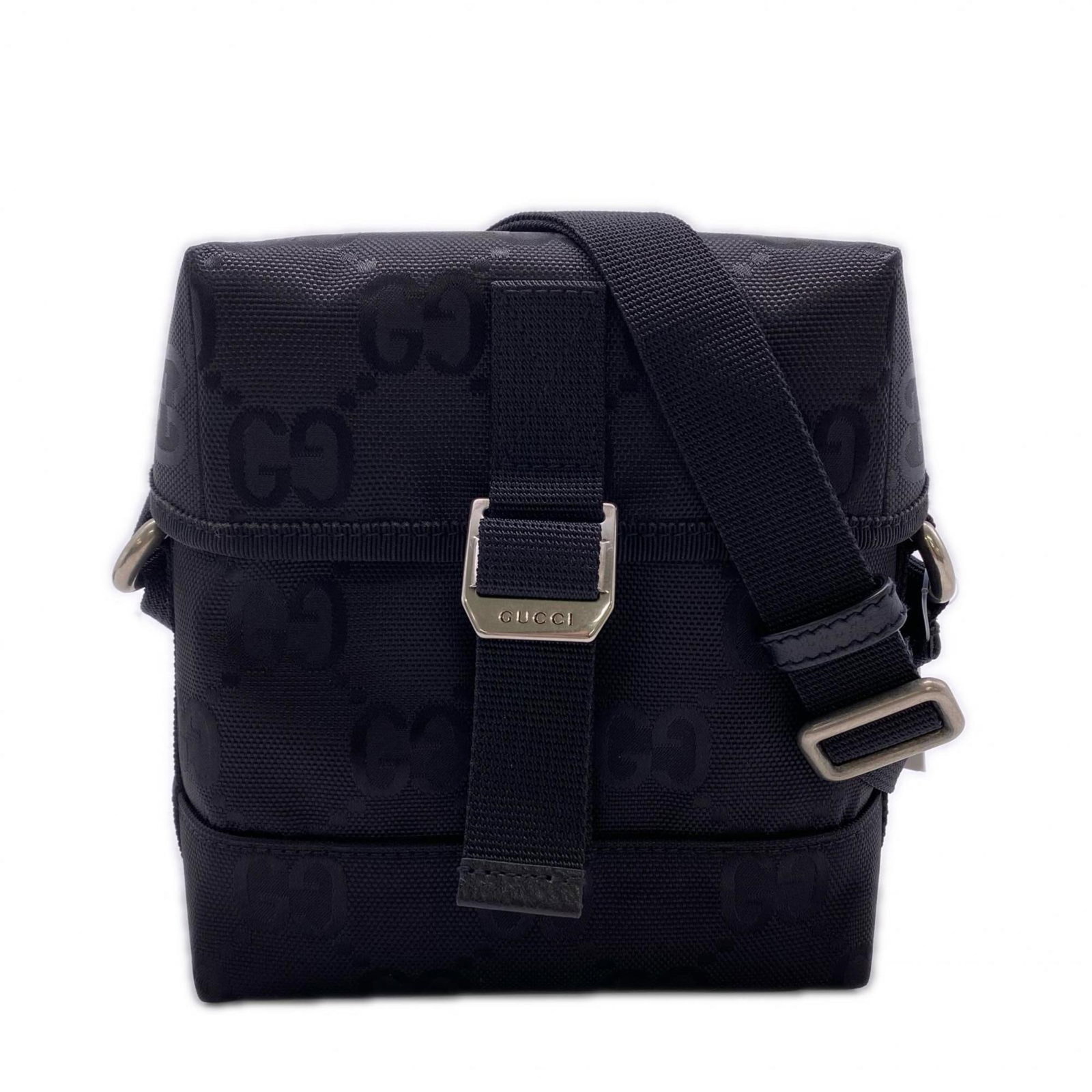 Shoulder Bag Nylon Gucci: Shoulder Bag Nylon Gucci Black nylon shoulder bag from Gucci, Italy, measuring 18cm x 16cm x 8cm. This bag features a classic design with a durable nylon material, perfect for everyday use. Item