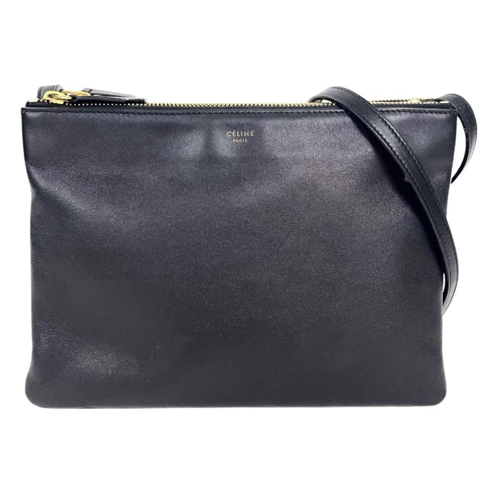 Shoulder Bag Leather Celine: Shoulder Bag Leather Celine Black leather shoulder bag from Celine, measuring 17.5cm x 24cm x 3cm, offering a sleek and compact design. This Celine bag features high-quality leather construction, a ti