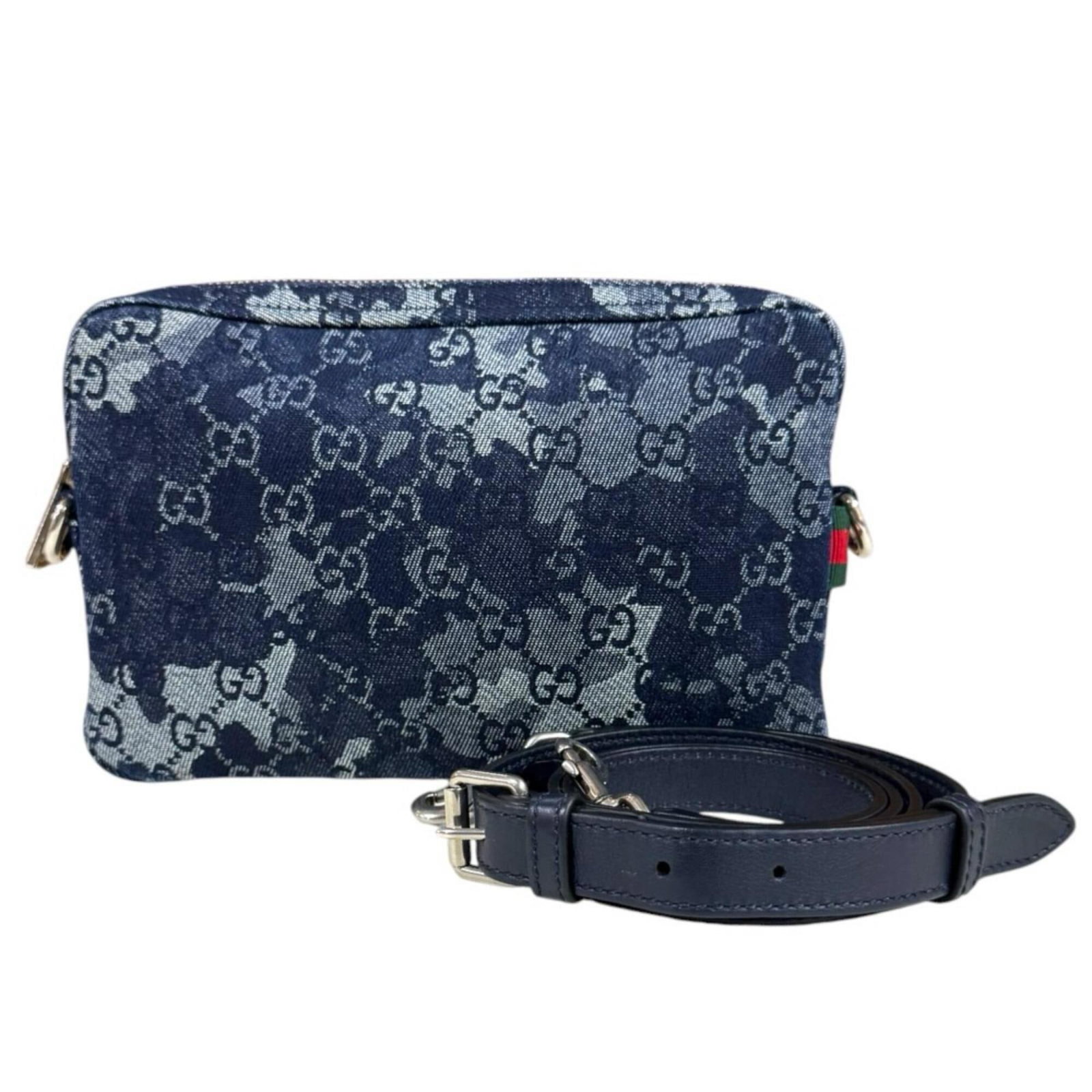 Shoulder Bag Gucci Denim Leather: Shoulder Bag Gucci Denim Leather Gucci Denim Leather Shoulder Bag features a unique combination of denim and leather materials, with a navy color and silver hardware. The bag boasts two open pockets,