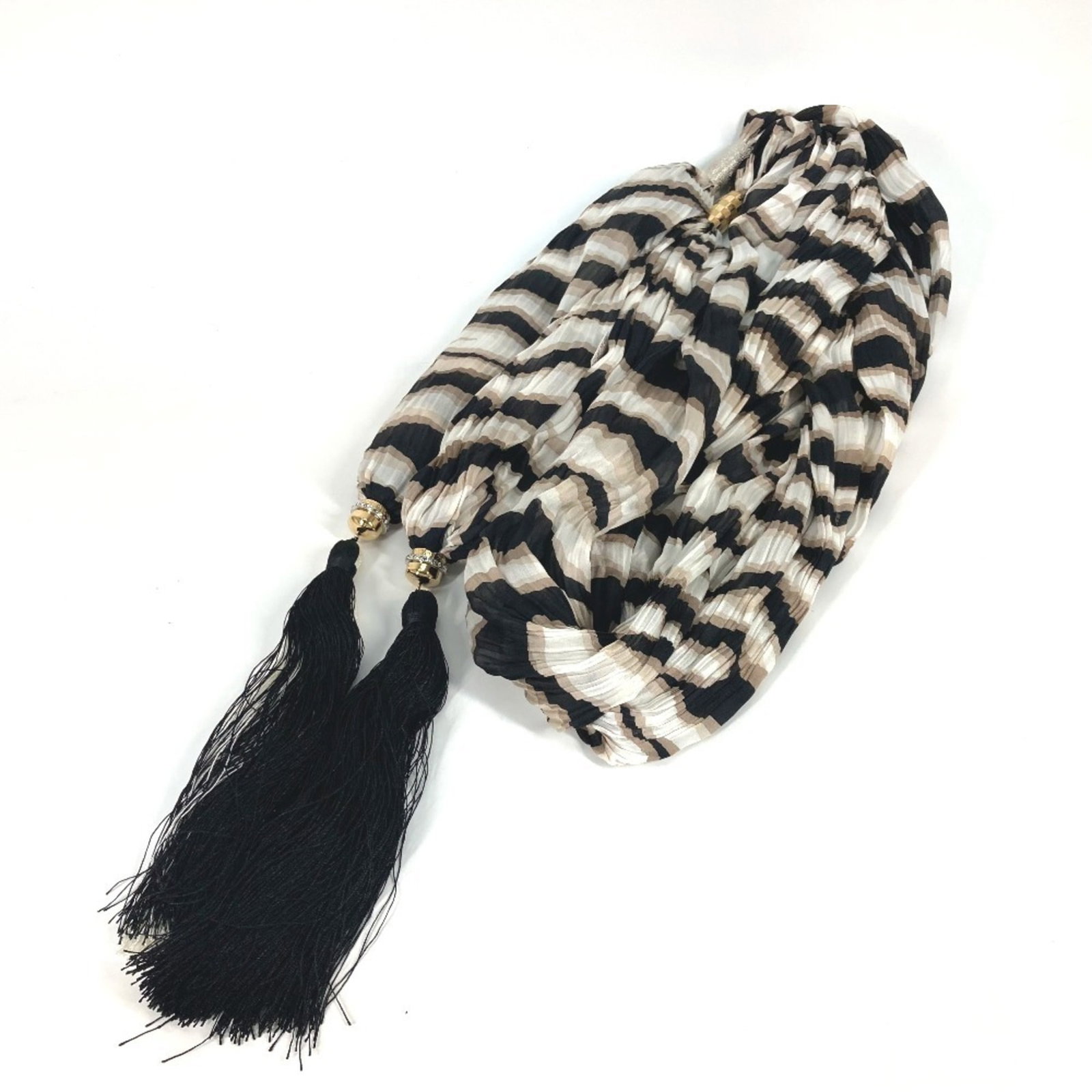 Silk Stole Louis Vuitton: Silk Stole Louis Vuitton Silk Stole from Louis Vuitton features a classic design with a brown and white color palette. Made from high-quality silk, this stole measures 1.92m x 75.59'' in size. The ite