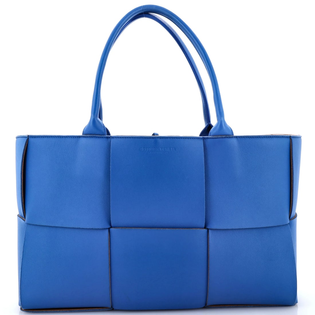 Maxi Intrecciato Leather Medium Bottega Veneta Arco Tote: Maxi Intrecciato Leather Medium Bottega Veneta Arco Tote Bottega Veneta Arco Tote in Maxi Intrecciato Leather offers a stylish and spacious medium-sized tote with a classic design. This iconic bag