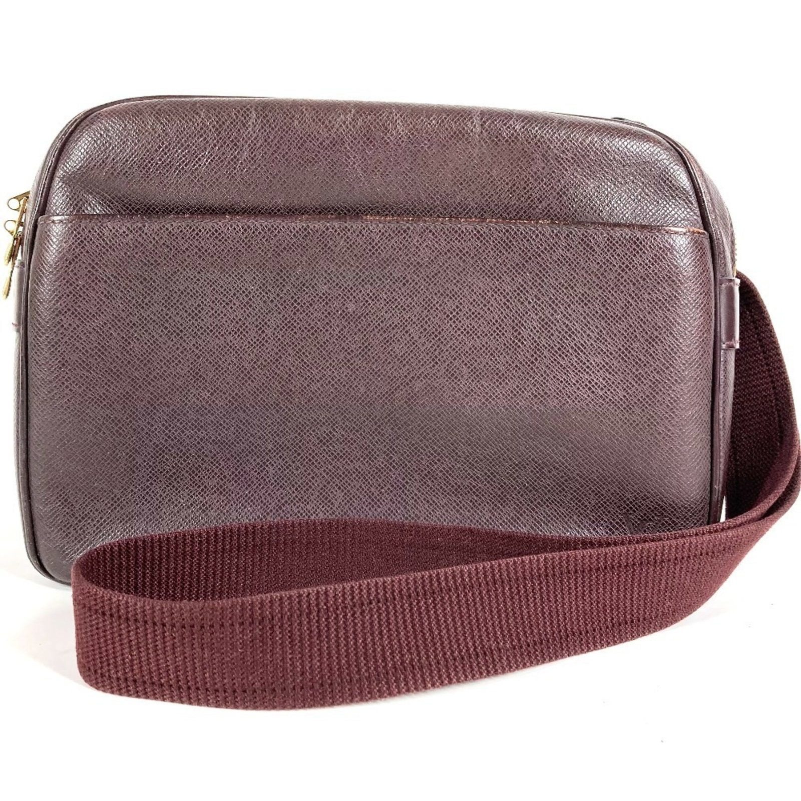 Shoulder Bag Taiga Leather Louis Vuitton: Shoulder Bag Taiga Leather Louis Vuitton Taiga leather shoulder bag from Louis Vuitton, featuring a rich purple color and a unique design. Made with high-quality Taiga leather, this bag has a
