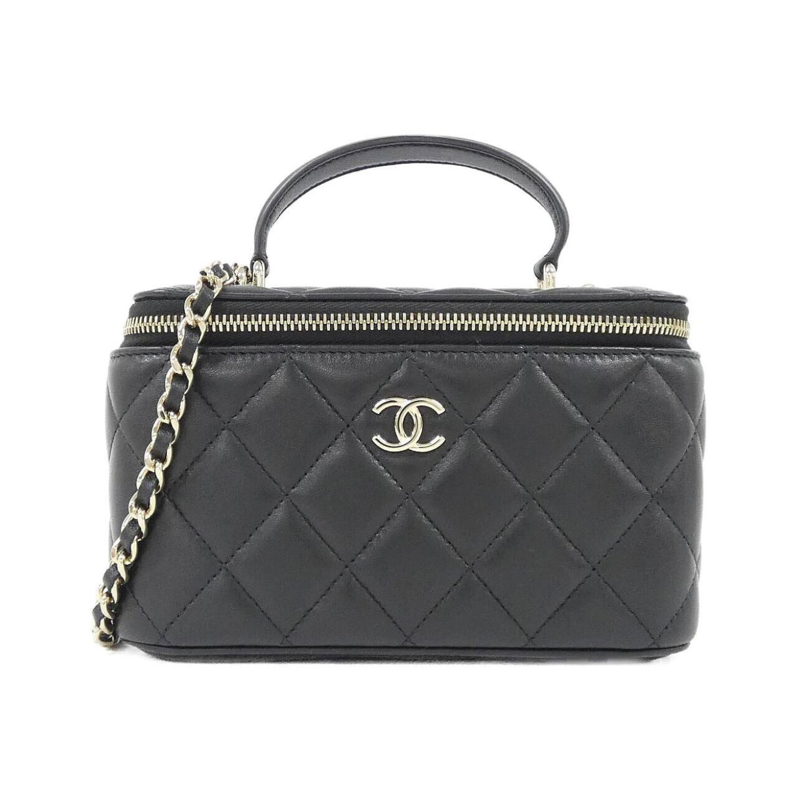 Handbag Leather from Chanel: Handbag Leather from Chanel Chanel's iconic handbag features a sleek black lambskin exterior, showcasing the luxury of high-quality leather craftsmanship. With precise measurements of 10cm x 16cm x