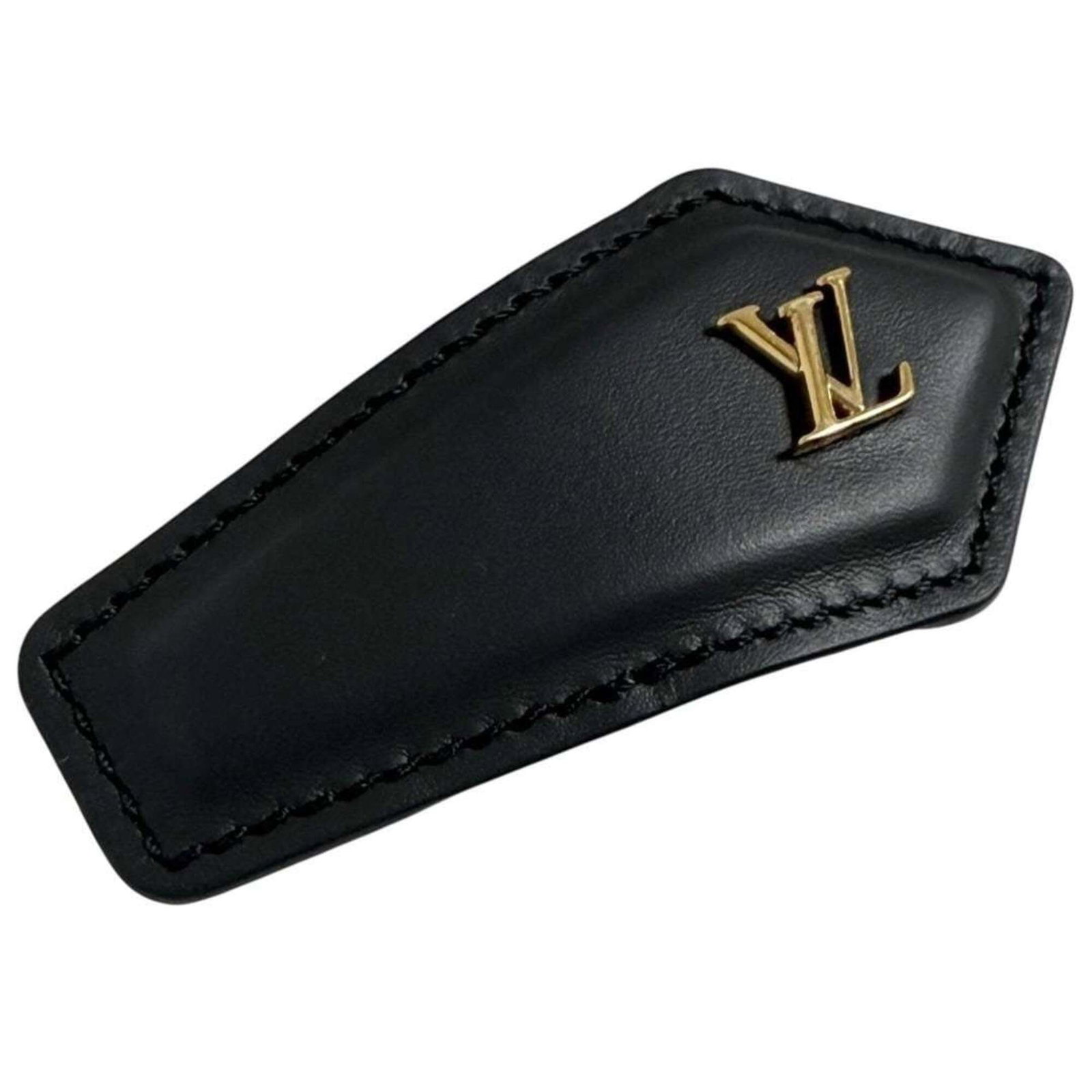 Hair Pin Leather Metal Louis Vuitton: Hair Pin Leather Metal Louis Vuitton Black Leather and Metal Louis Vuitton Hair Pin measures 4cm x 8cm, combining leather and metal in its design. The item bears a signature, bearing a distinctive