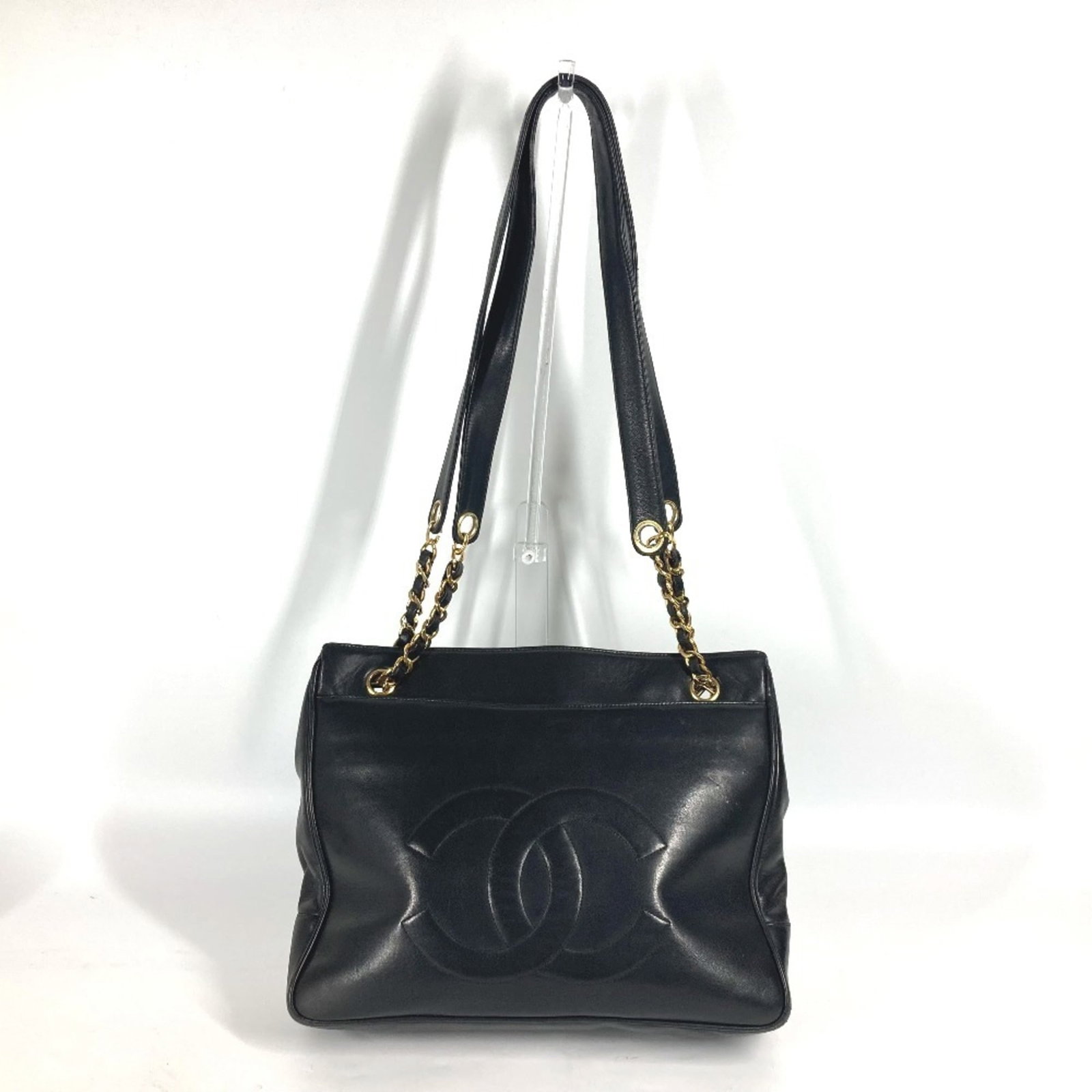 Shoulder Bag Leather Chanel: Shoulder Bag Leather Chanel Black Lambskin Leather Chanel Shoulder Bag, 25cm x 30.5cm x 6cm, a sleek and sophisticated accessory. Made from high-quality lambskin leather, this classic shoulder bag